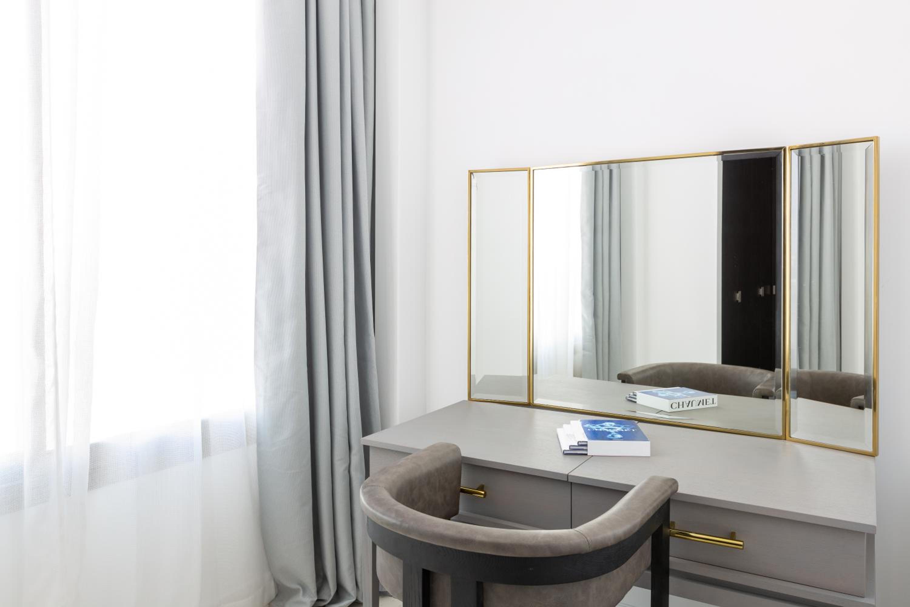 Deluxe Room Two Queen Beds with Balcony - Photo 8