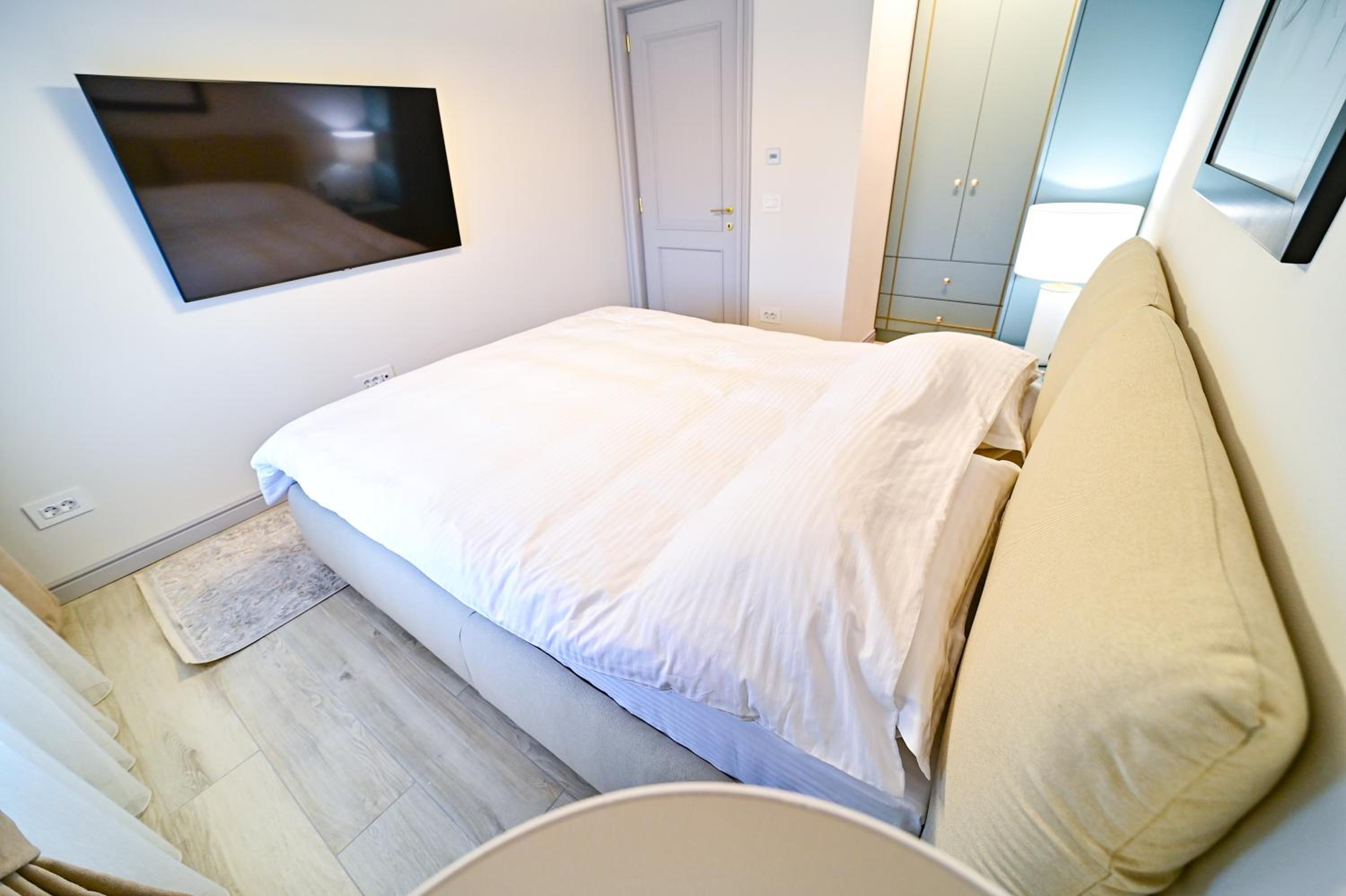 One-Bedroom Apartment - Photo 2