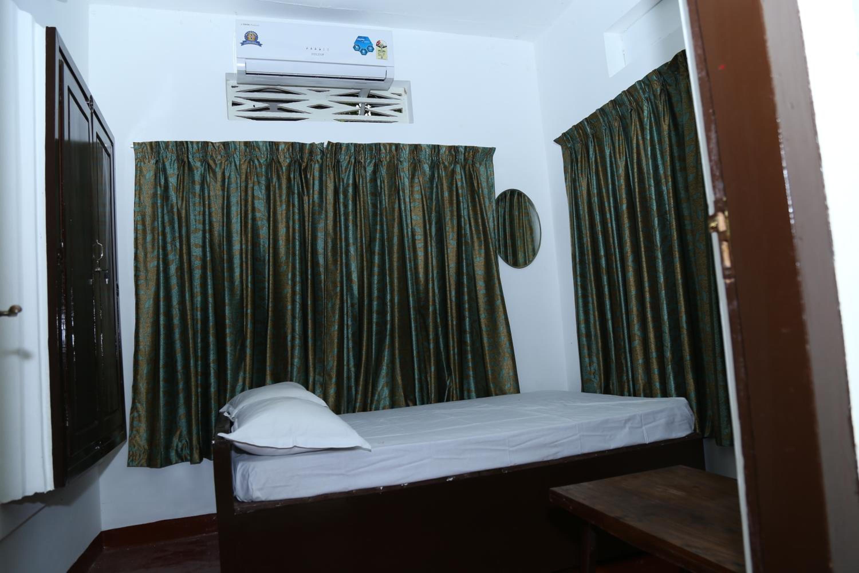 Single Room with Private External Bathroom photo 2