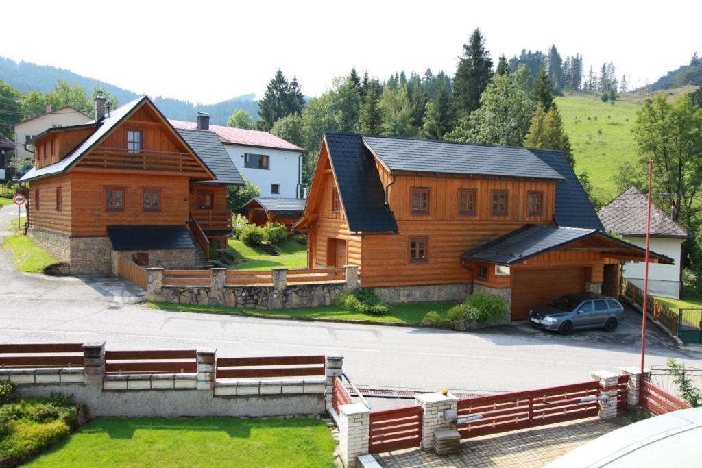 Seven-Bedroom House photo 1