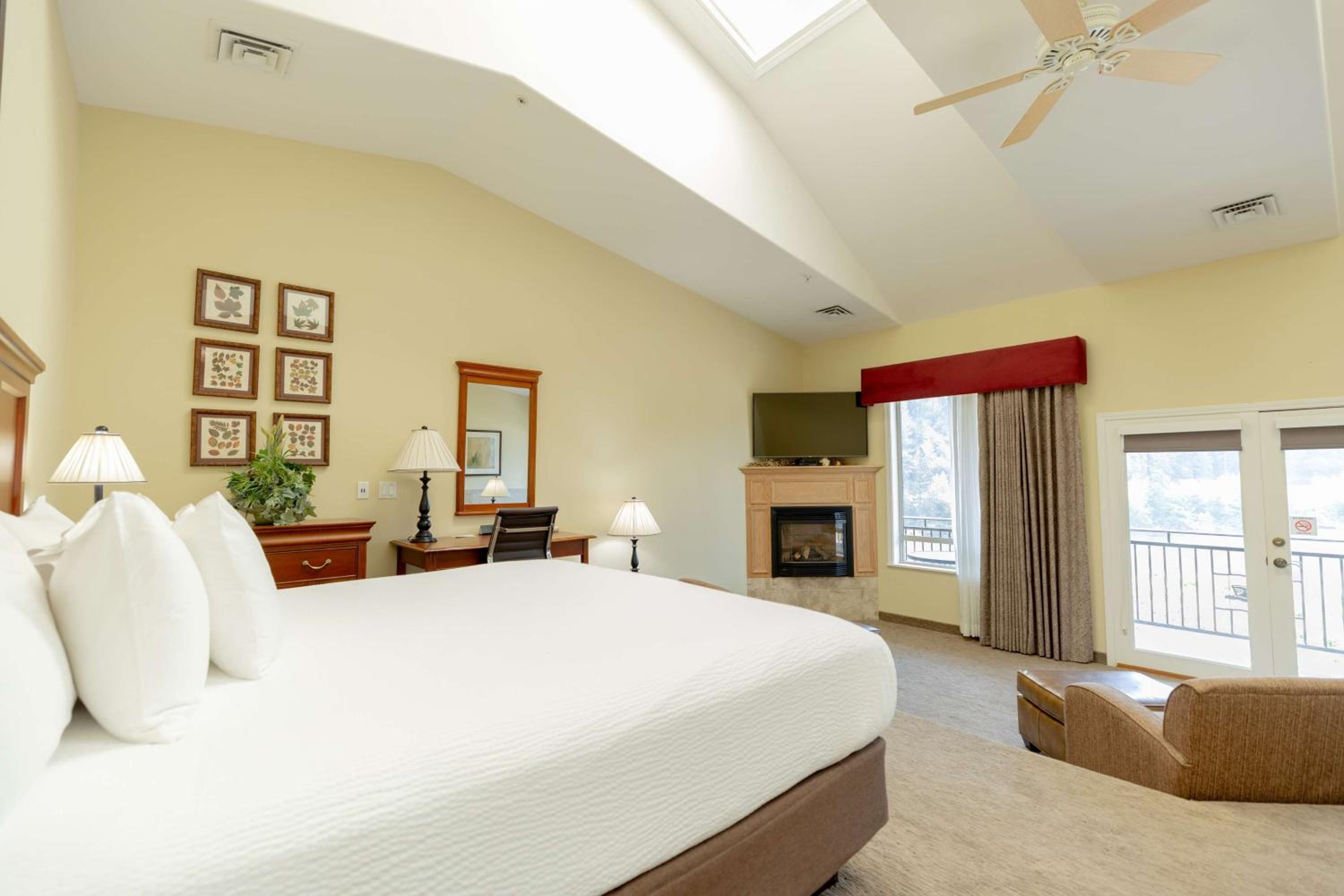 King Suite with River View  photo 1