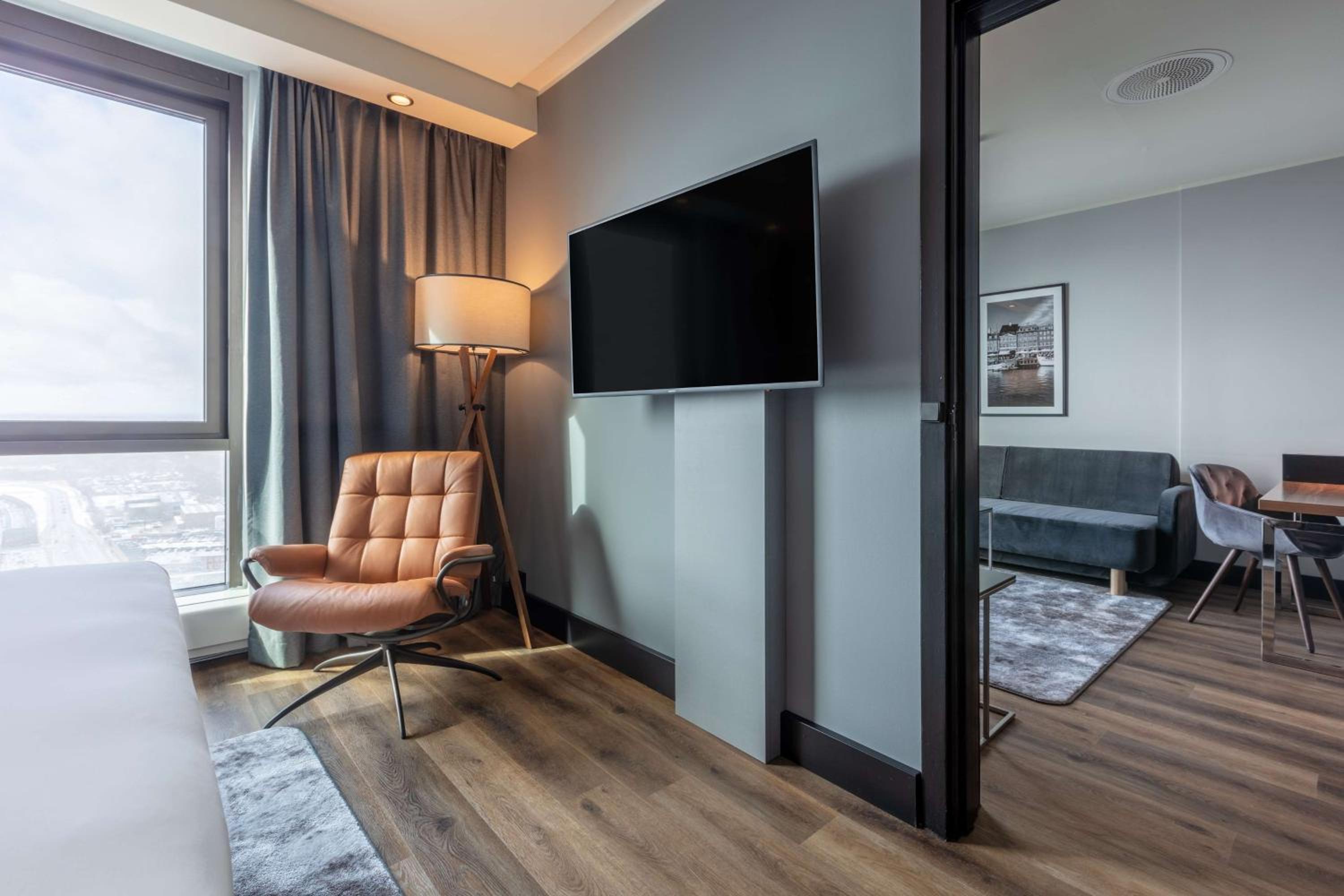 Junior Suite with Panoramic City View - Photo 9