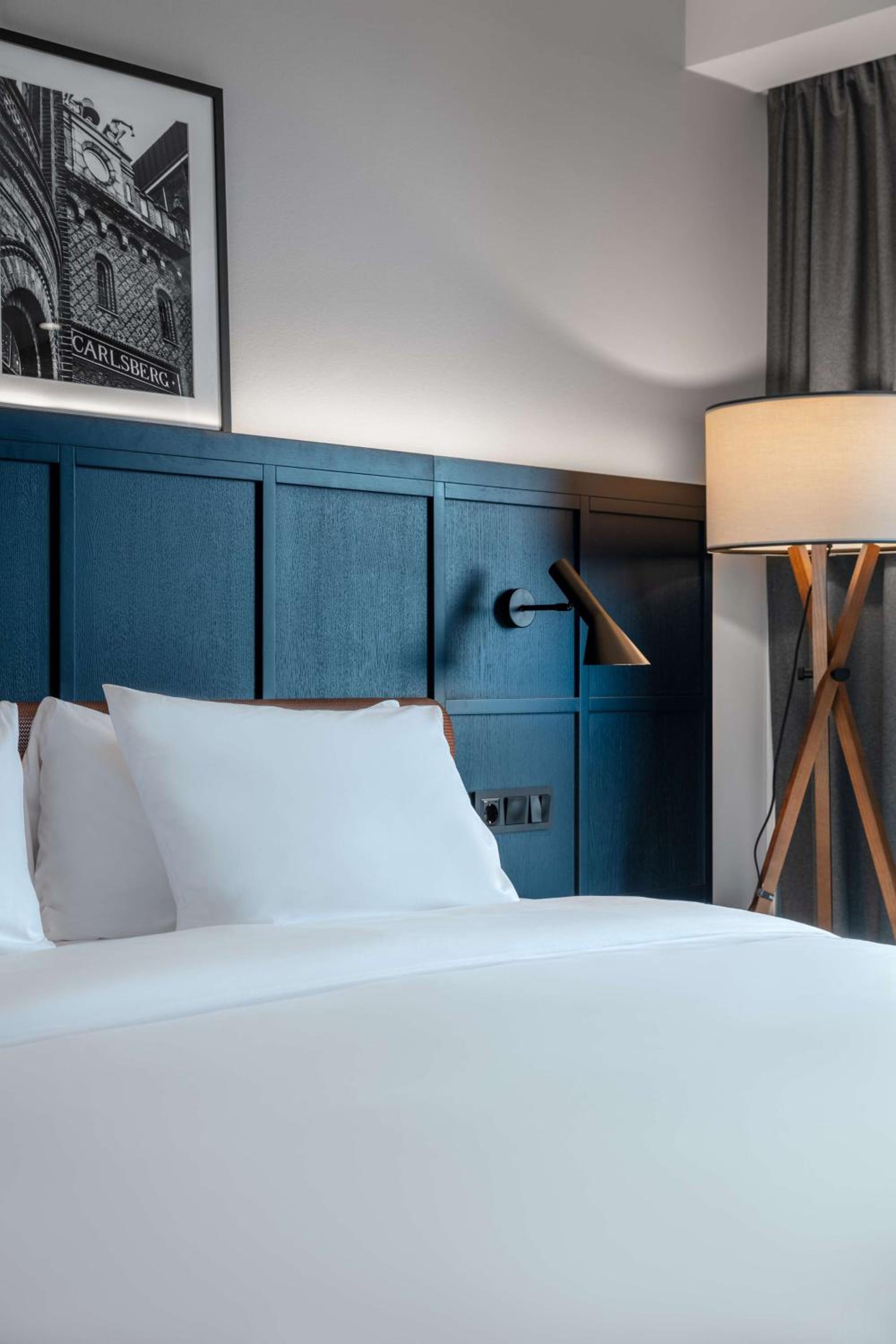 Junior Suite with Panoramic City View - Photo 8
