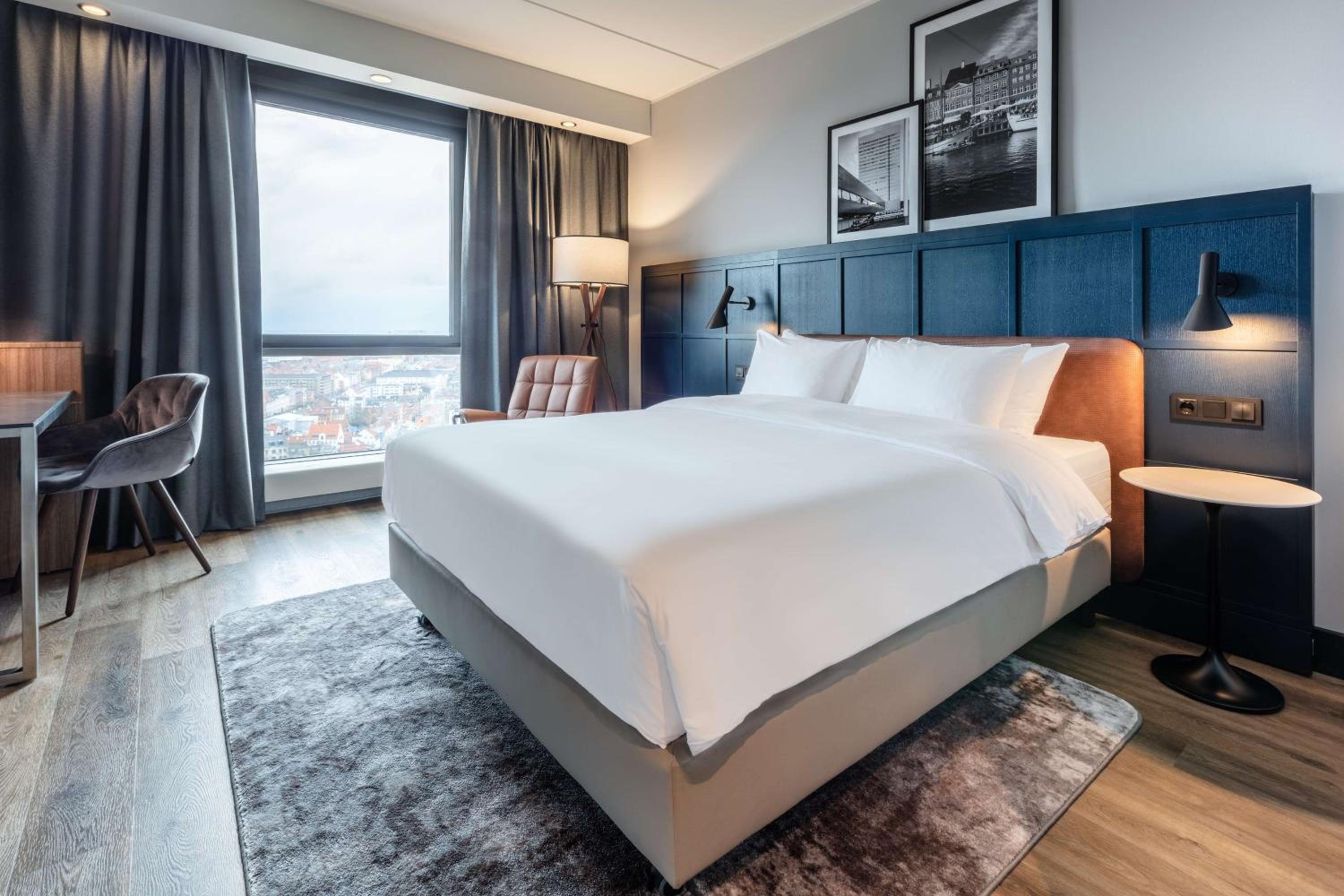 Junior Suite with Panoramic City View - Photo 7