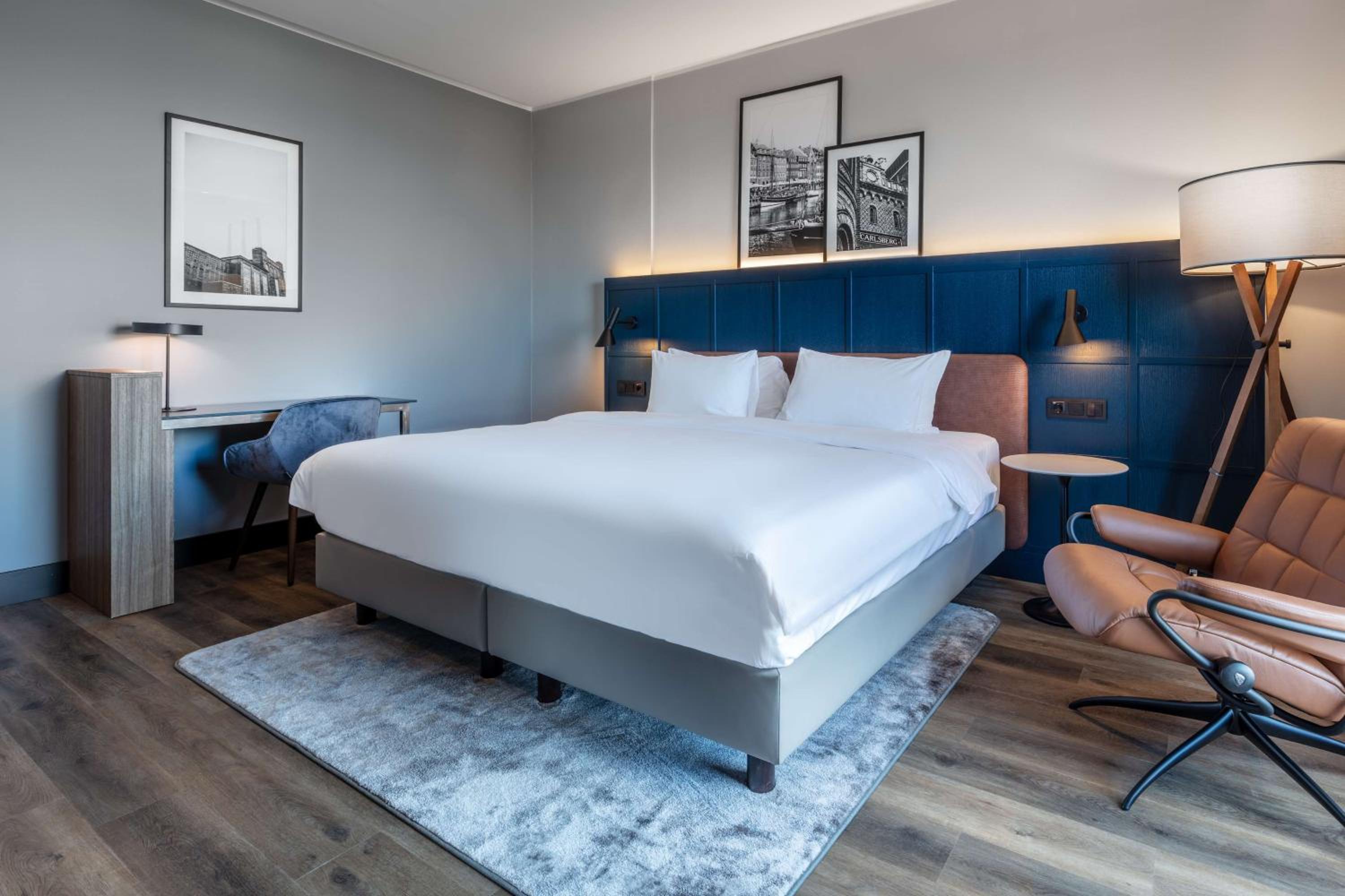 Suite with Skyline and Lake View