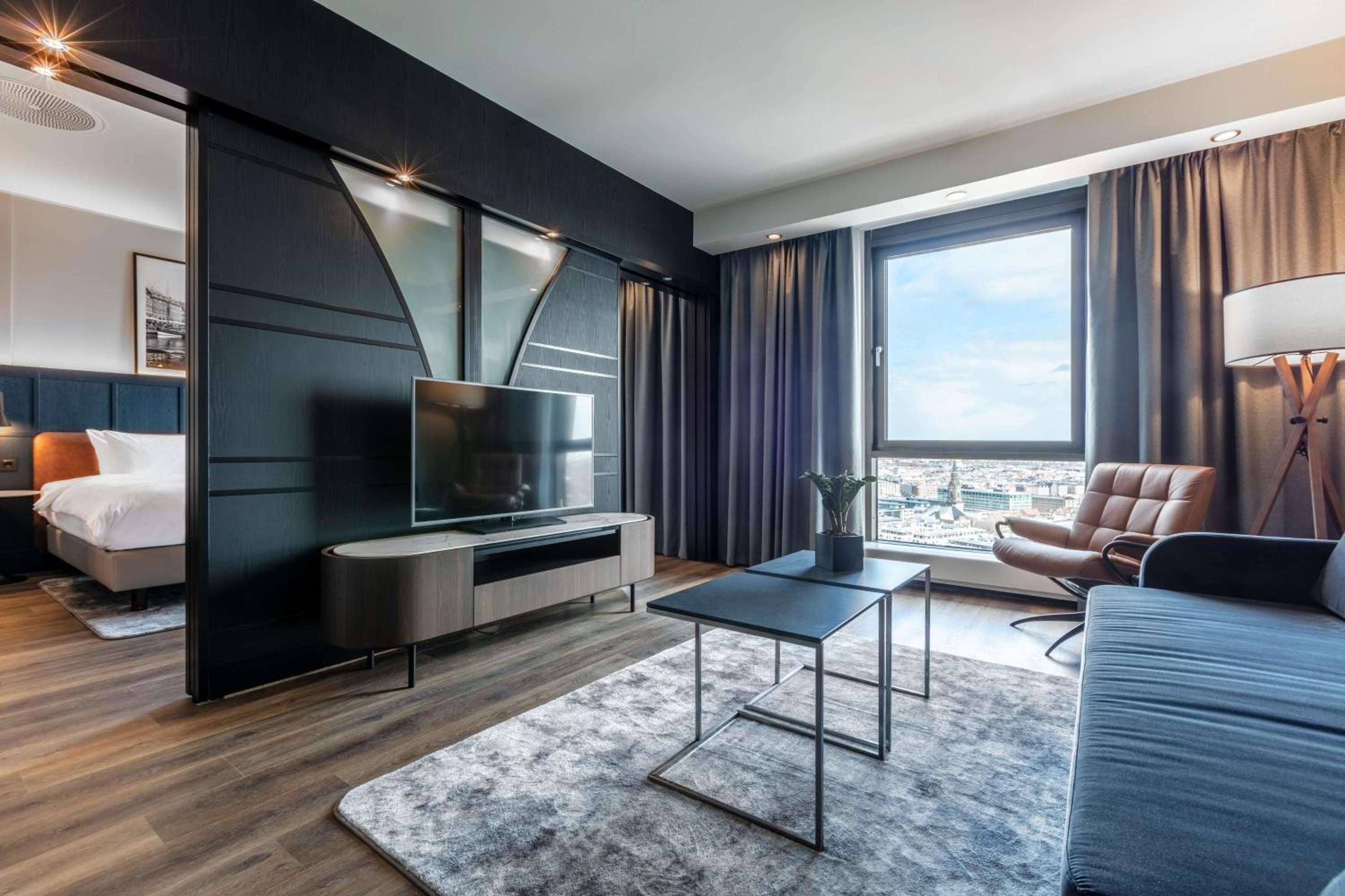 Suite with Skyline and Lake View