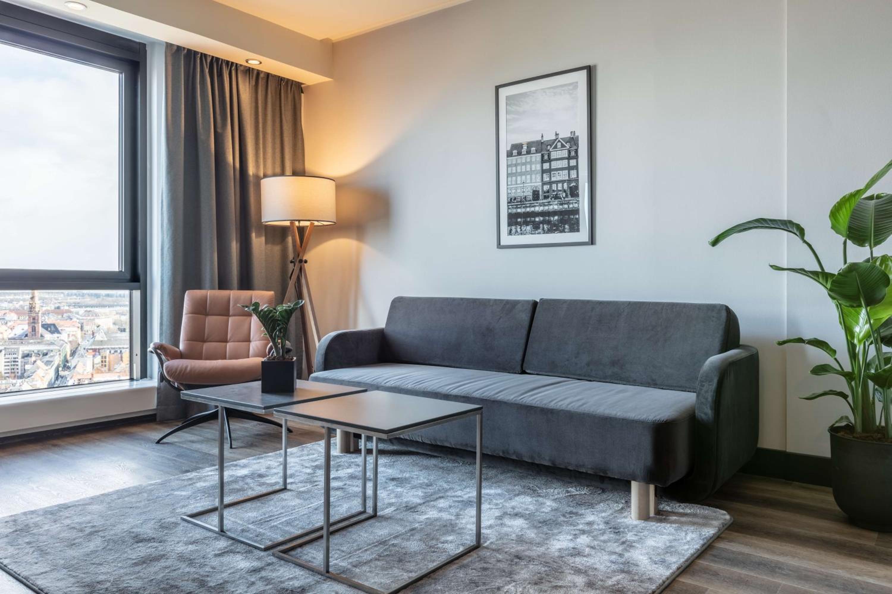 Suite with Skyline and Lake View