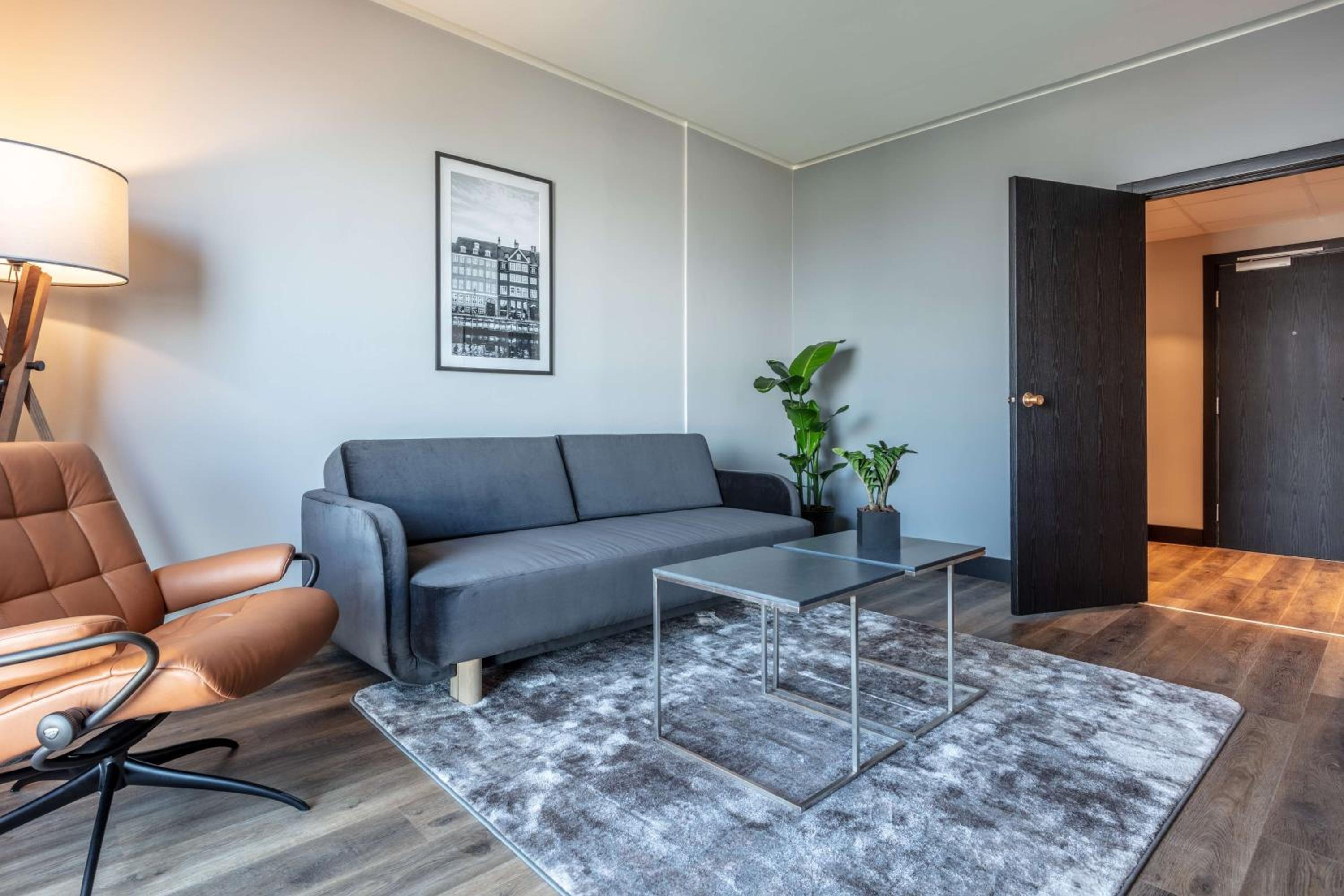 Suite with Skyline and Lake View thumbnail 6