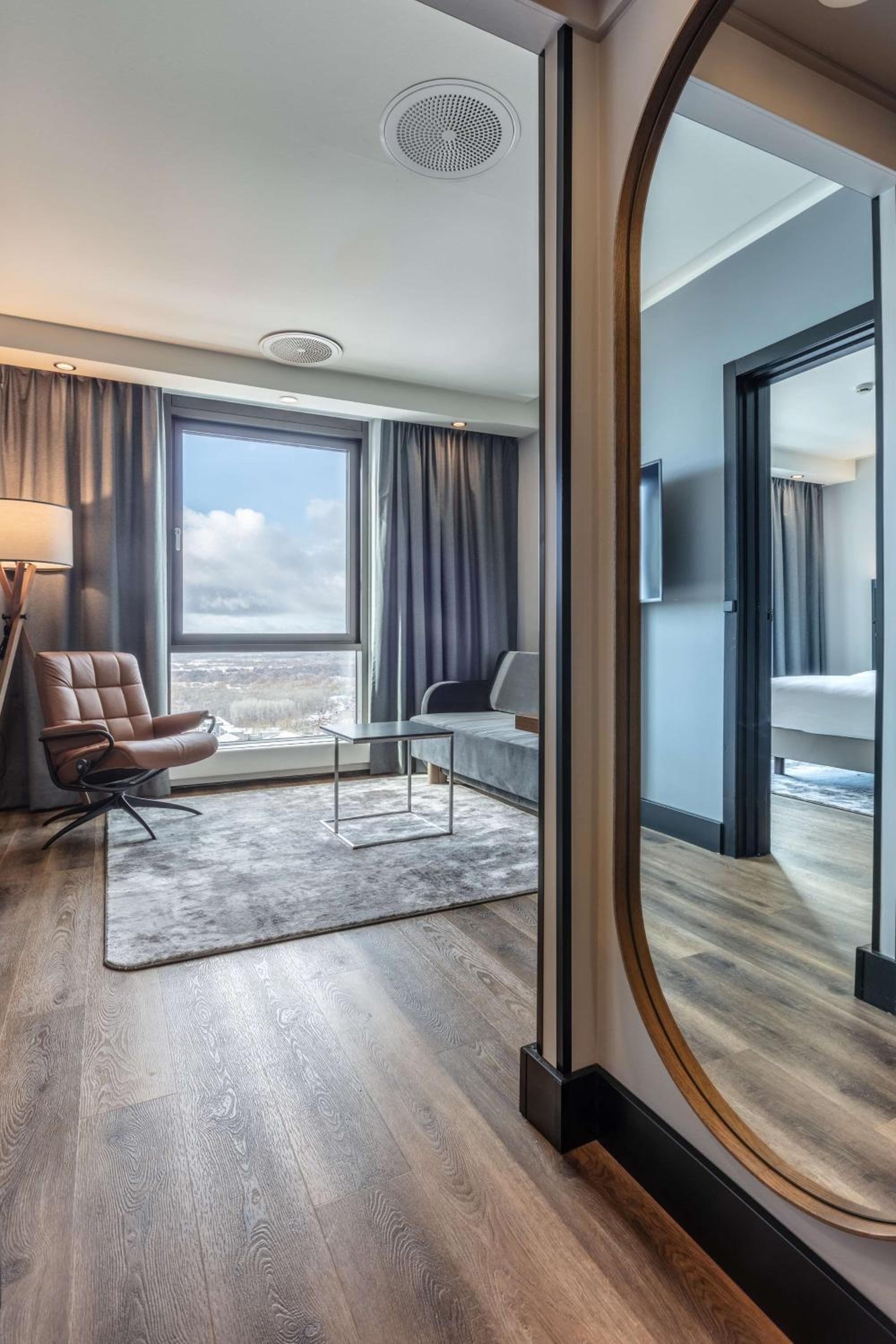 Suite with Skyline and Lake View - Photo 7
