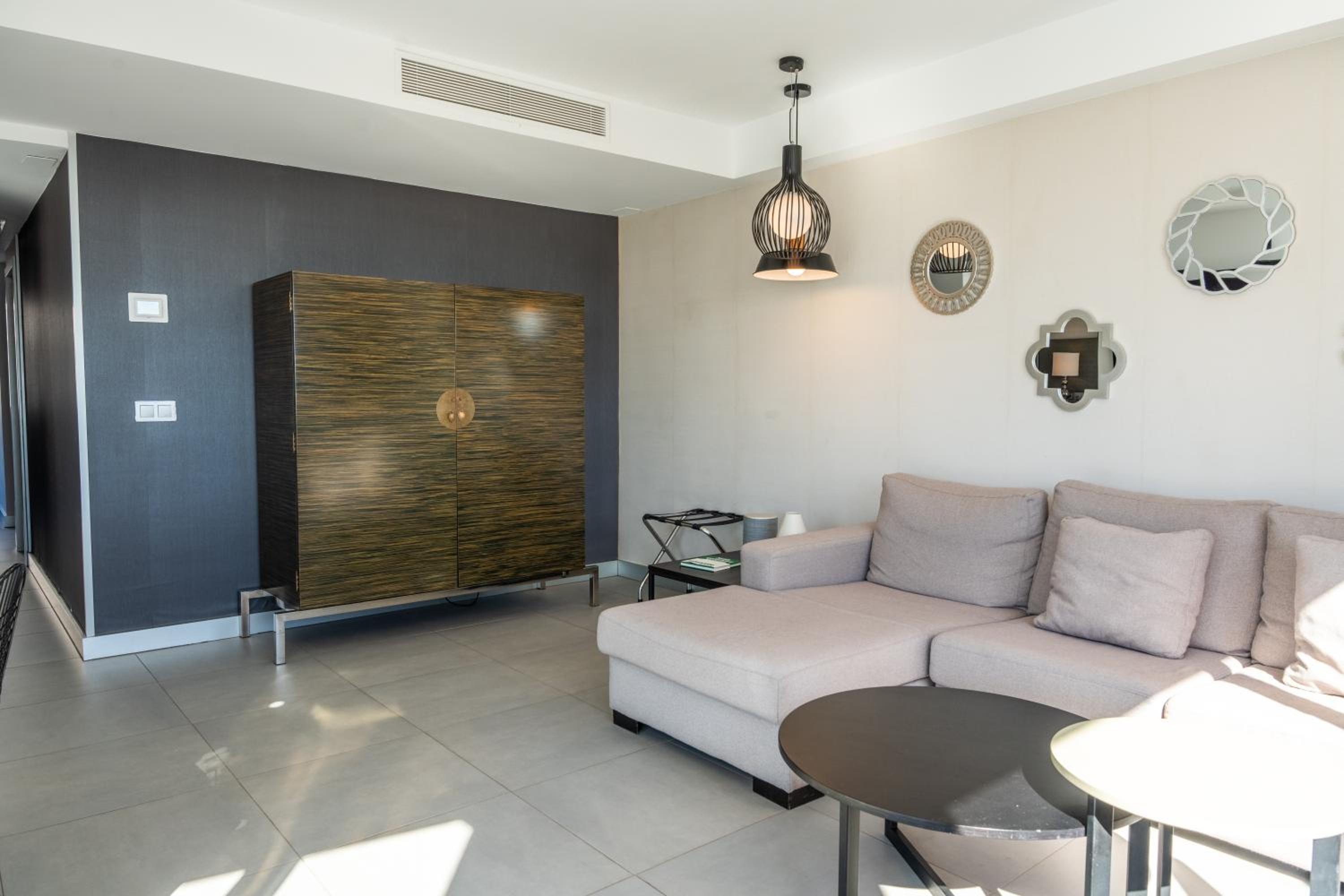 Two-Bedroom Deluxe Suite (4 Guests) - Photo 6