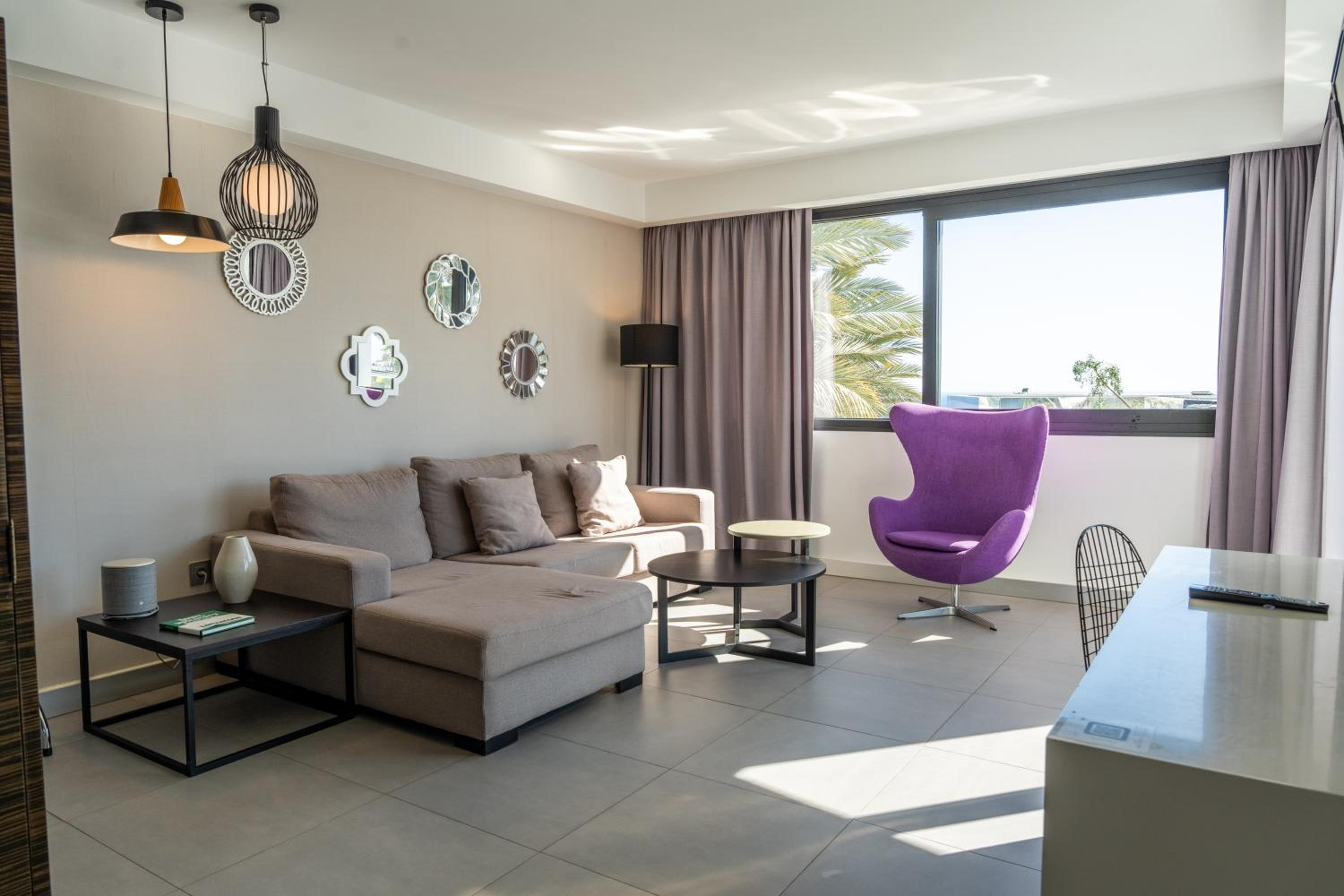 Two-Bedroom Deluxe Suite (4 Guests) - Photo 8