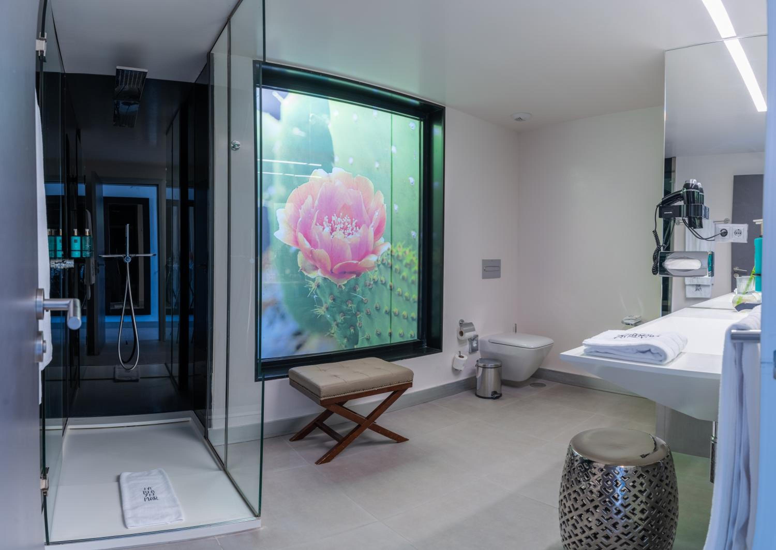 Two-Bedroom Deluxe Suite (4 Guests) - Photo 9