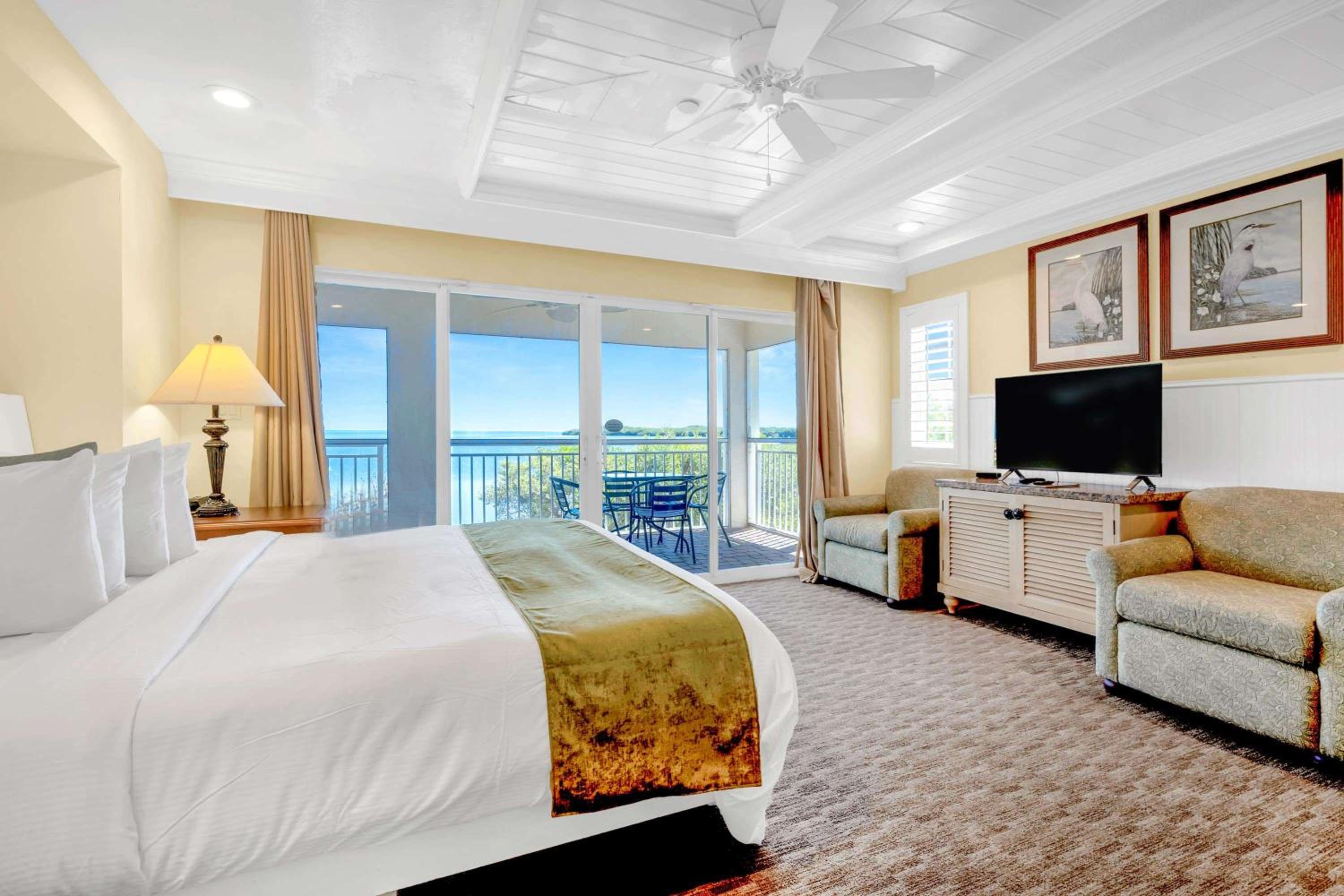 King Studio Suite with Balcony and Ocean View, Non-Smoking - Photo 5