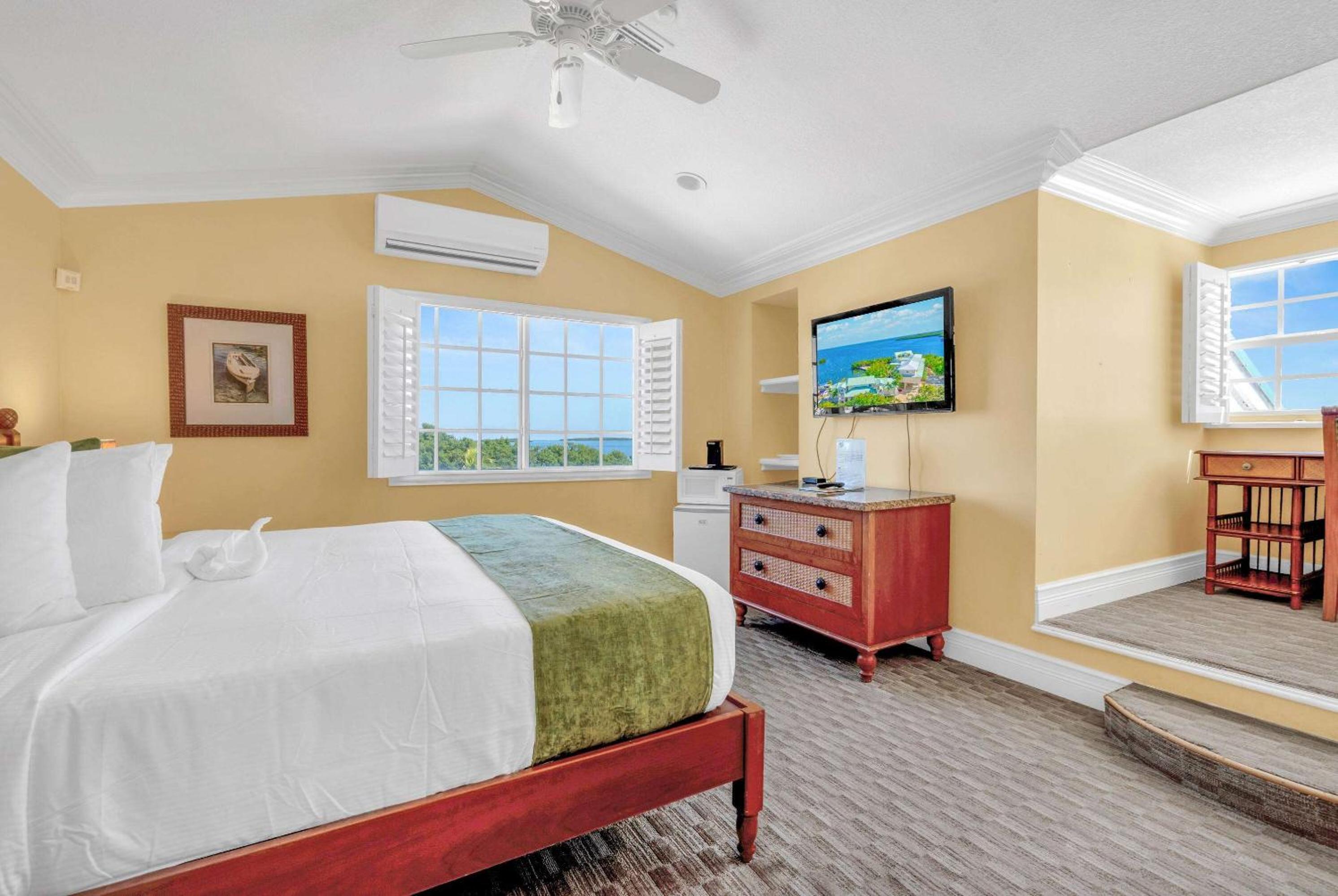 Deluxe King Room with Ocean View - Non-Smoking - Photo 4