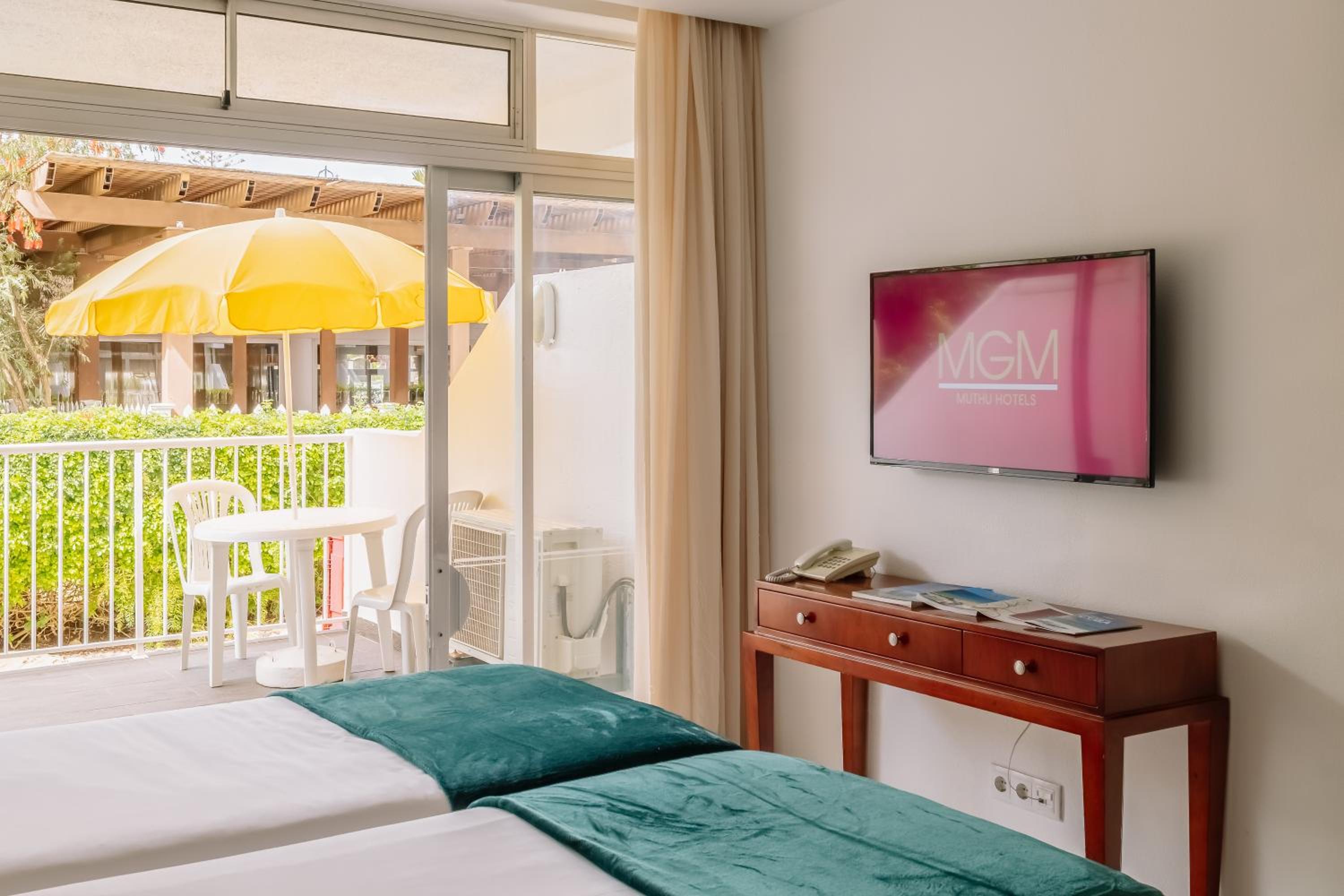 Relax in comfort with stunning outdoor views!
