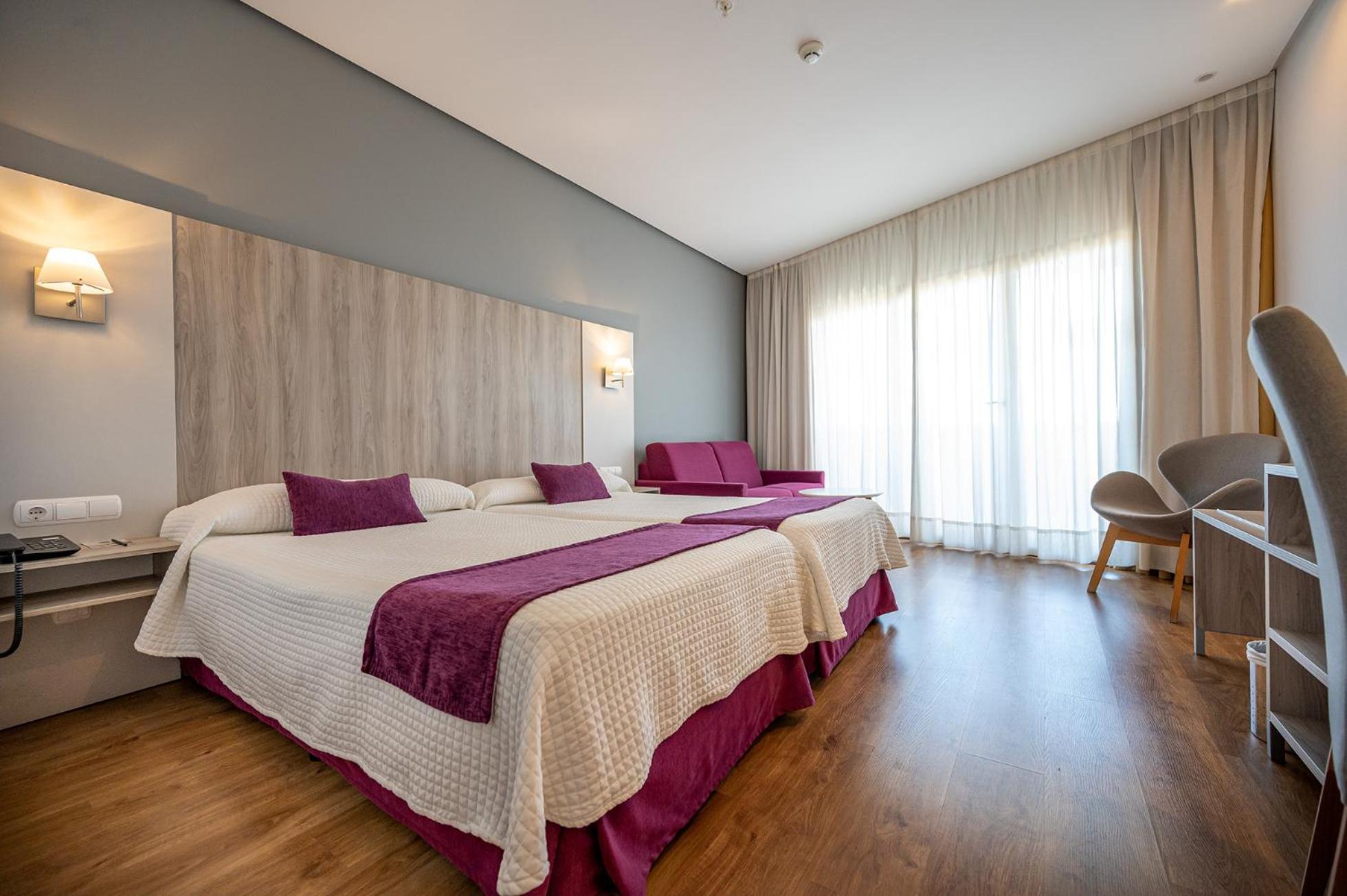 Triple Room with Pool View photo 2