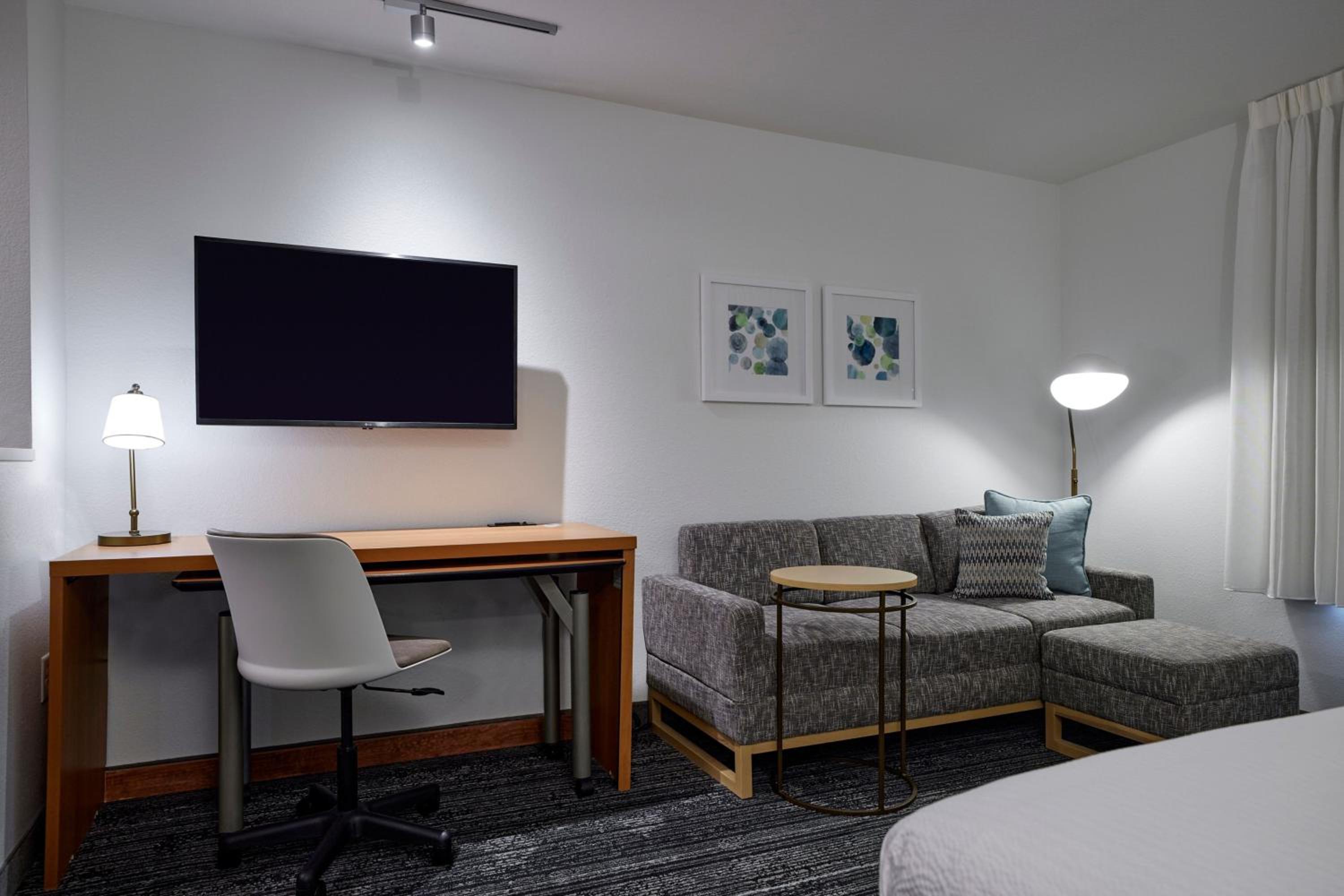 Queen Studio with Sofa Bed - Photo 1