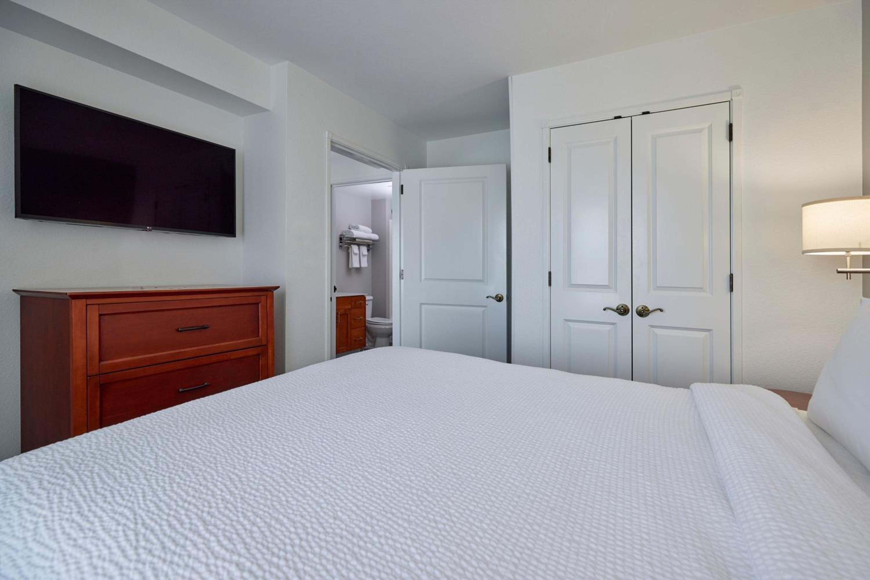 One-Bedroom Queen Suite - Photo 6