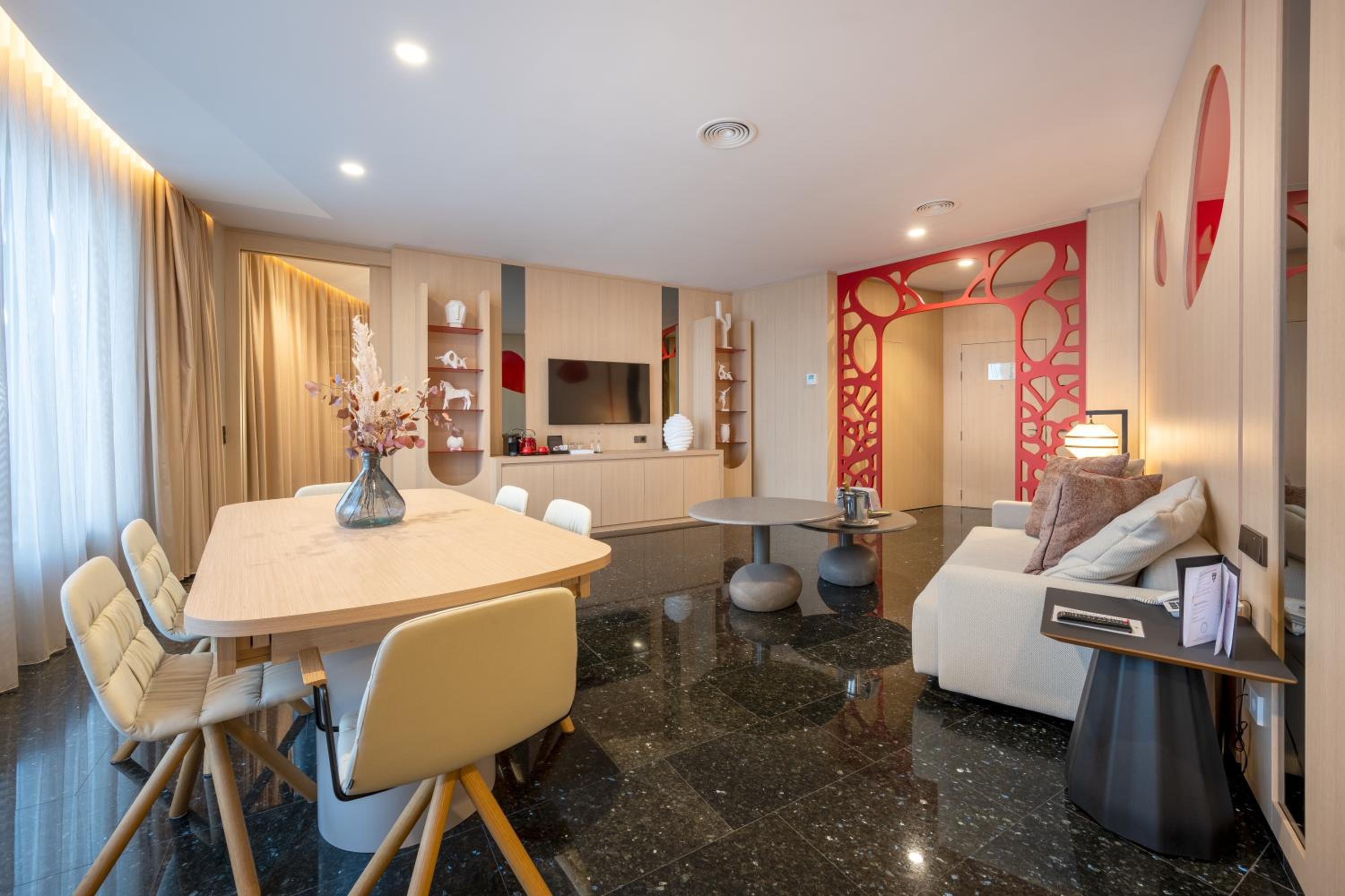 Suite - Photo 13