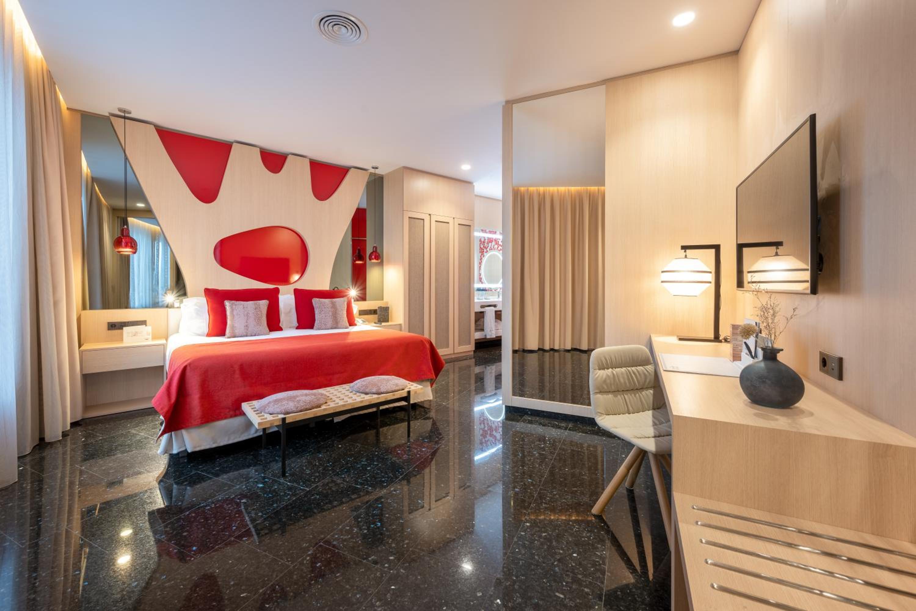 Suite - Photo 1