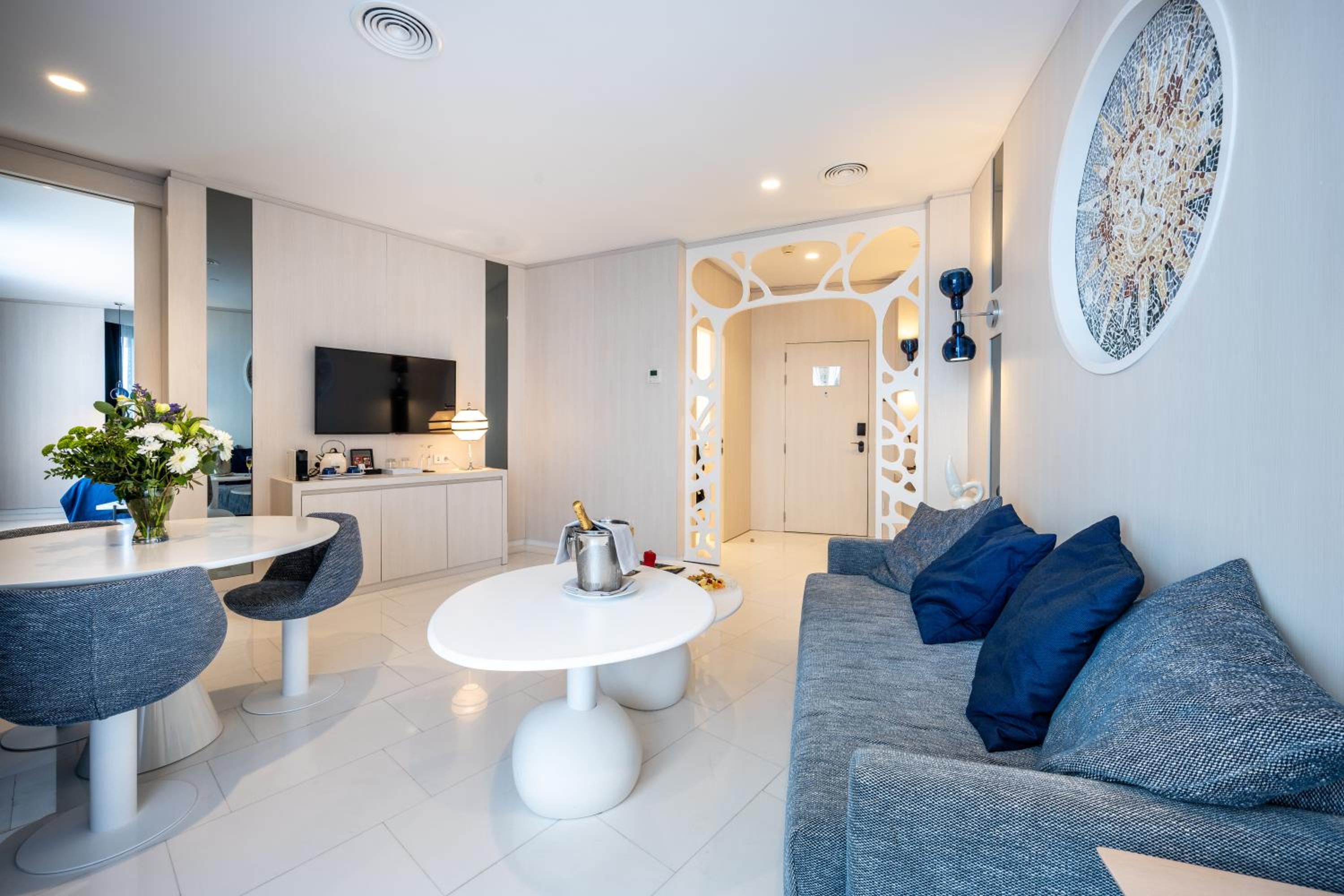 Suite - Photo 2