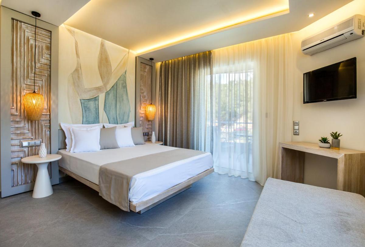 Deluxe Family Room - Photo 2