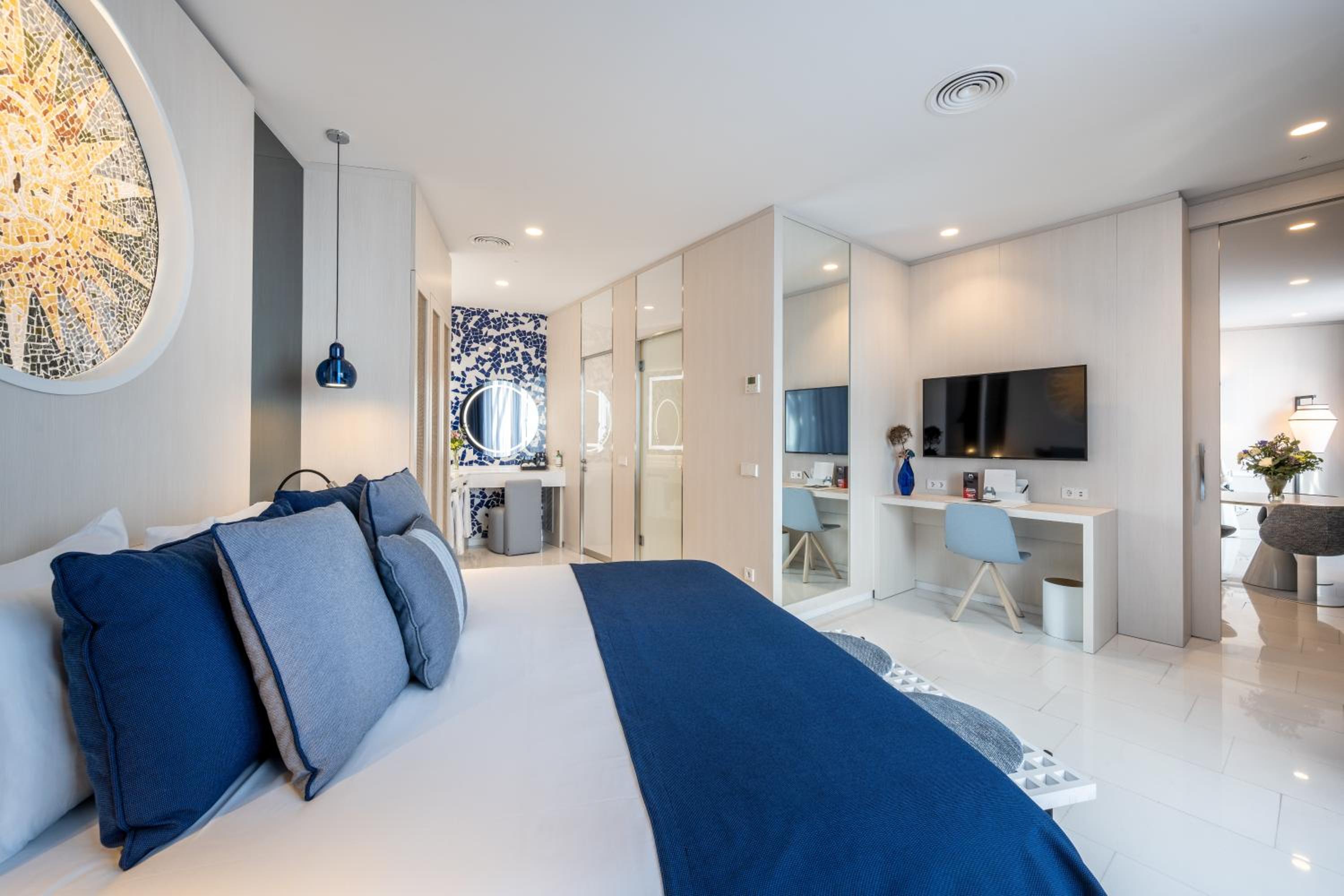 Suite - Photo 3