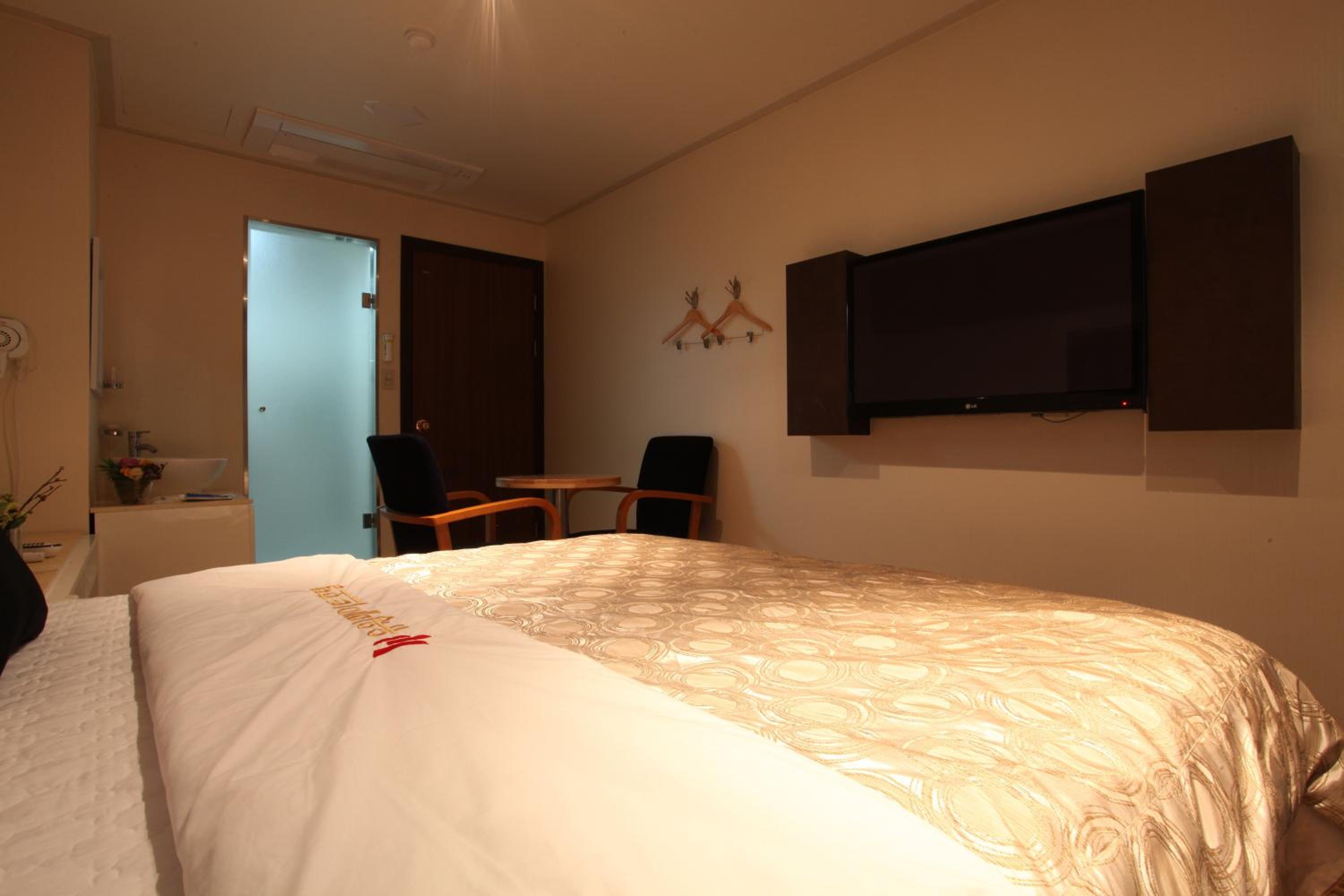 Standard Double Room - Photo 3