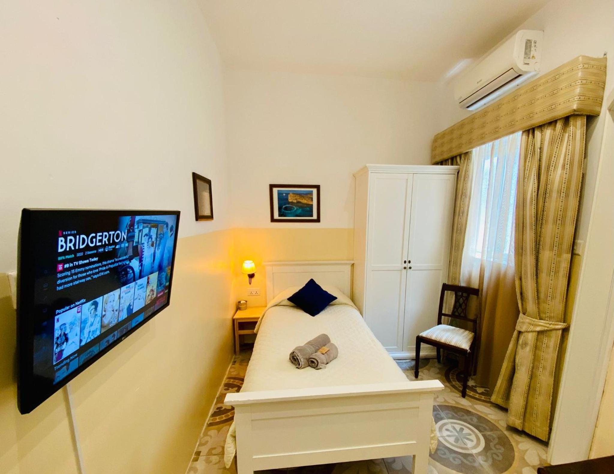 Single Room with Private Bathroom photo 2