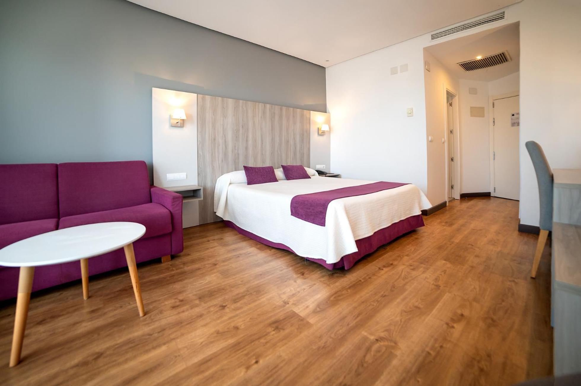 Deluxe Double Room (3 Adults) photo 2
