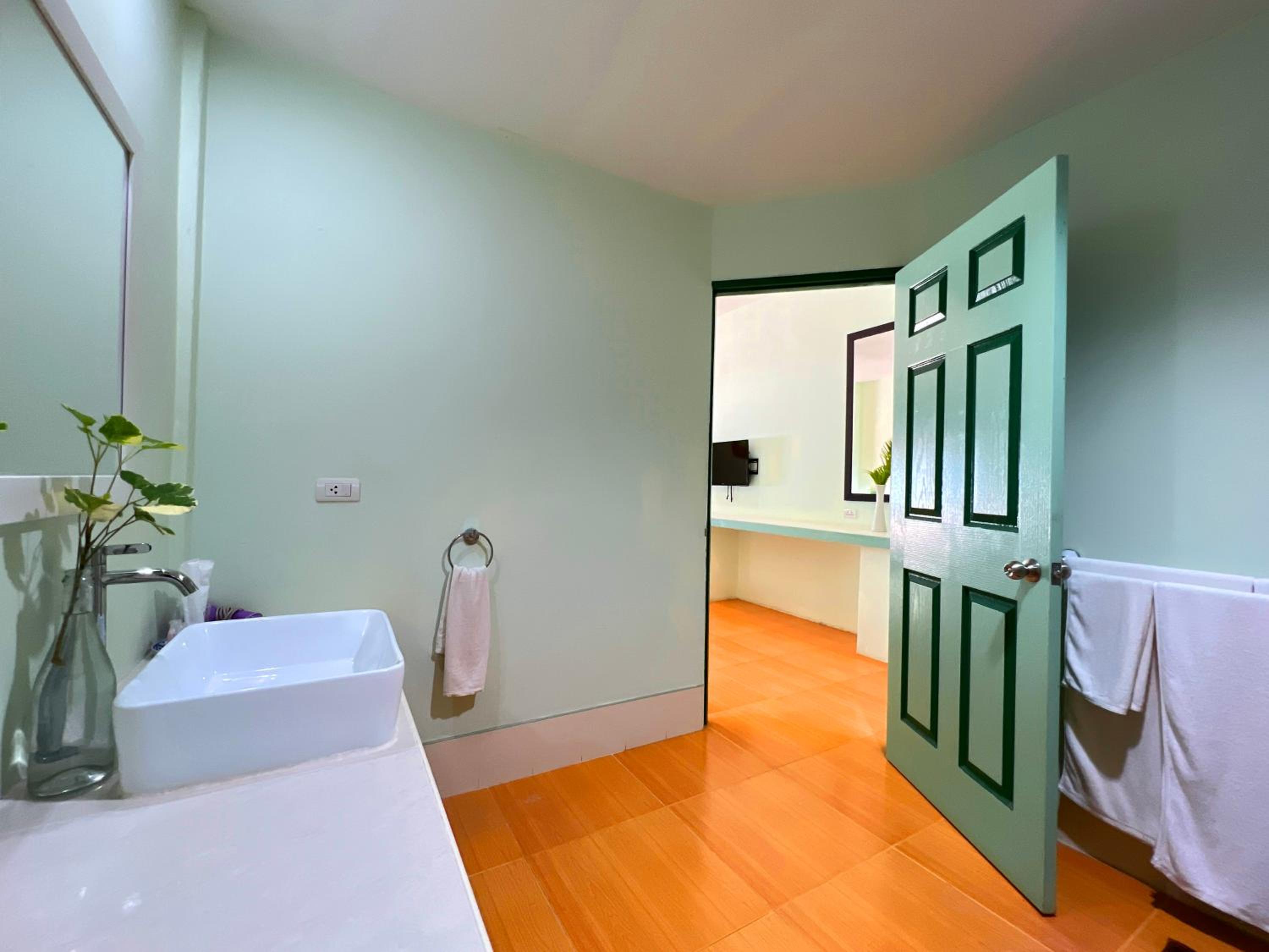 Deluxe Beachfront Suite photo 3