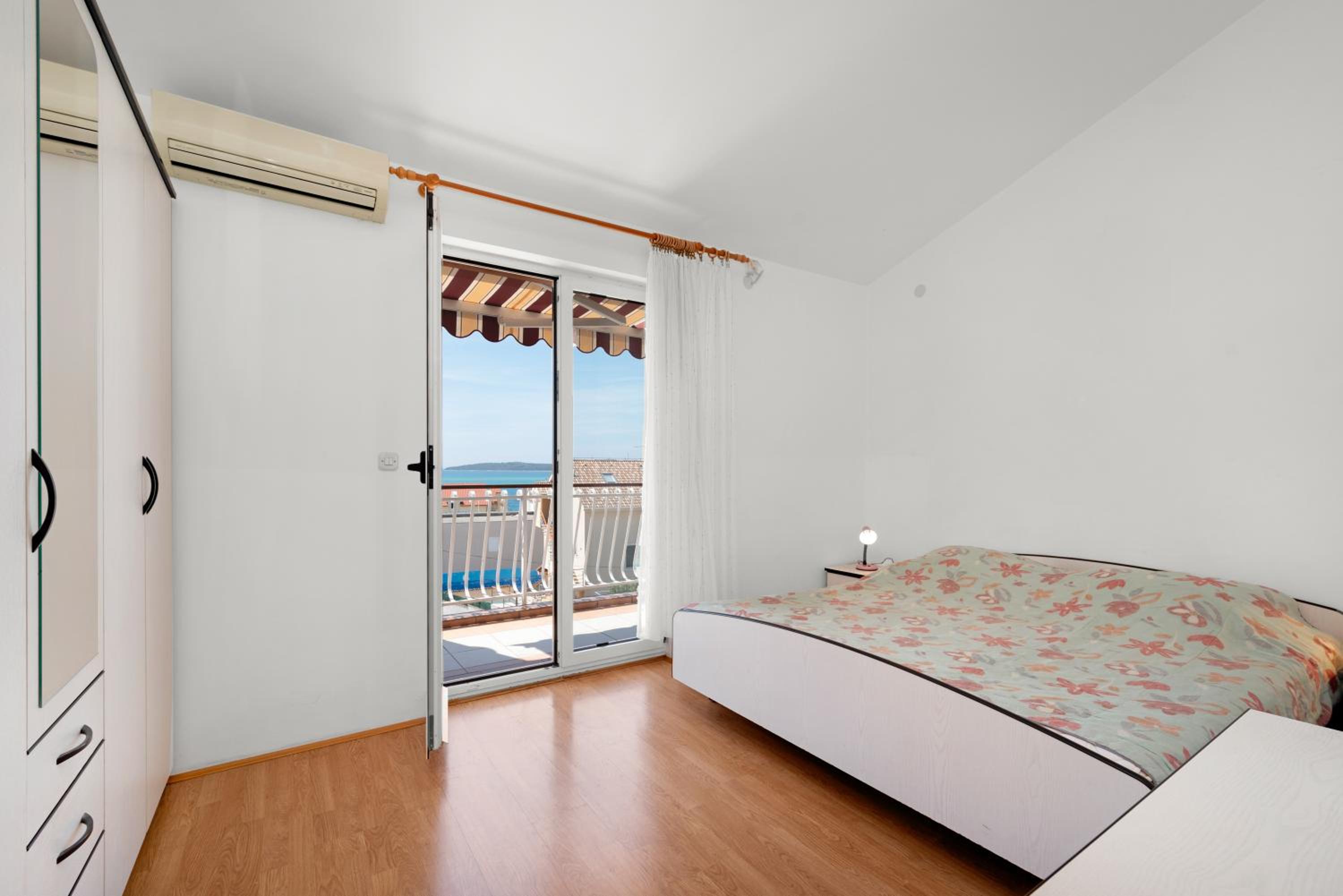 Comfort One Bedroom Apartment with Balcony and Sea View photo 1