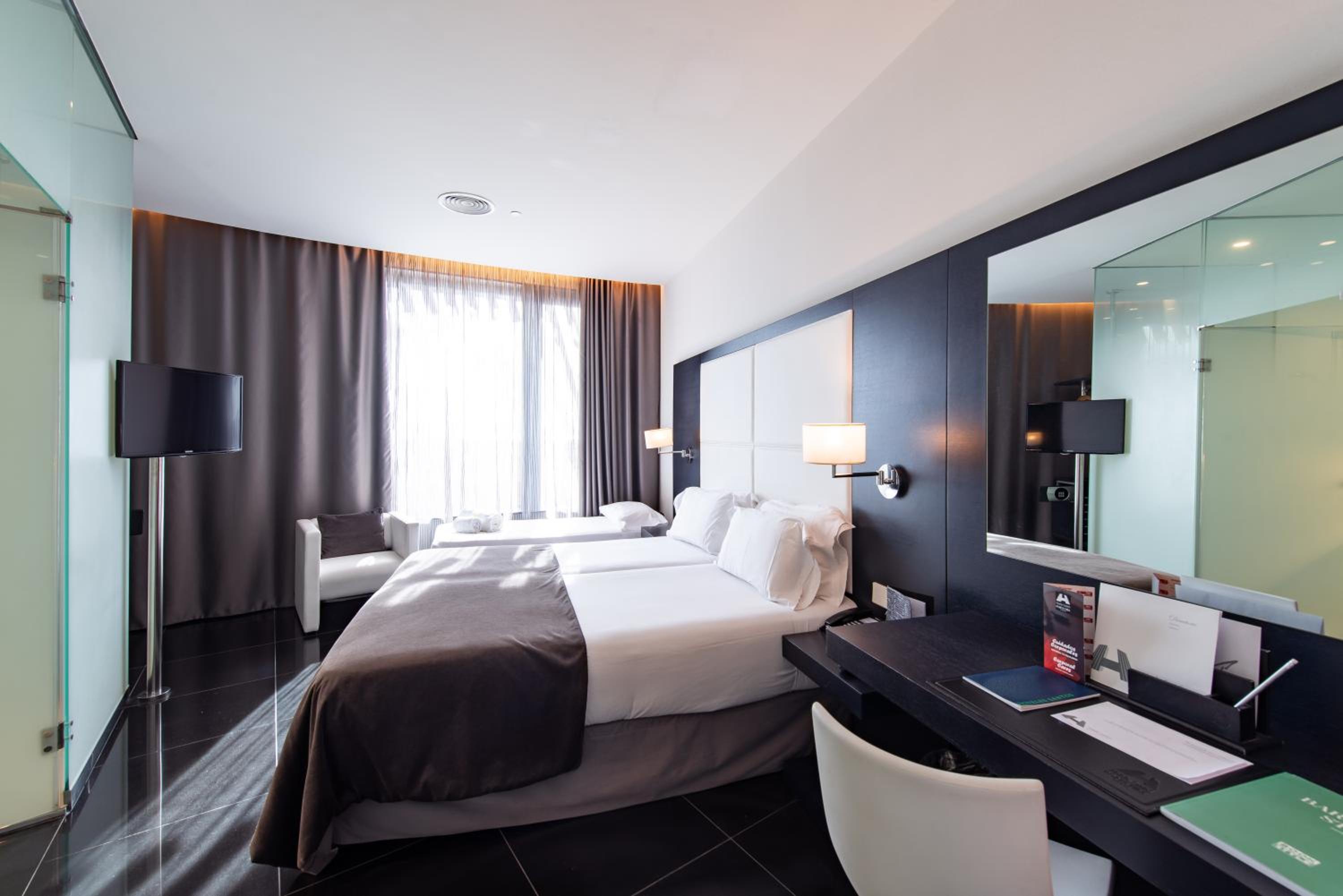 Twin Room with Extra Bed photo 2