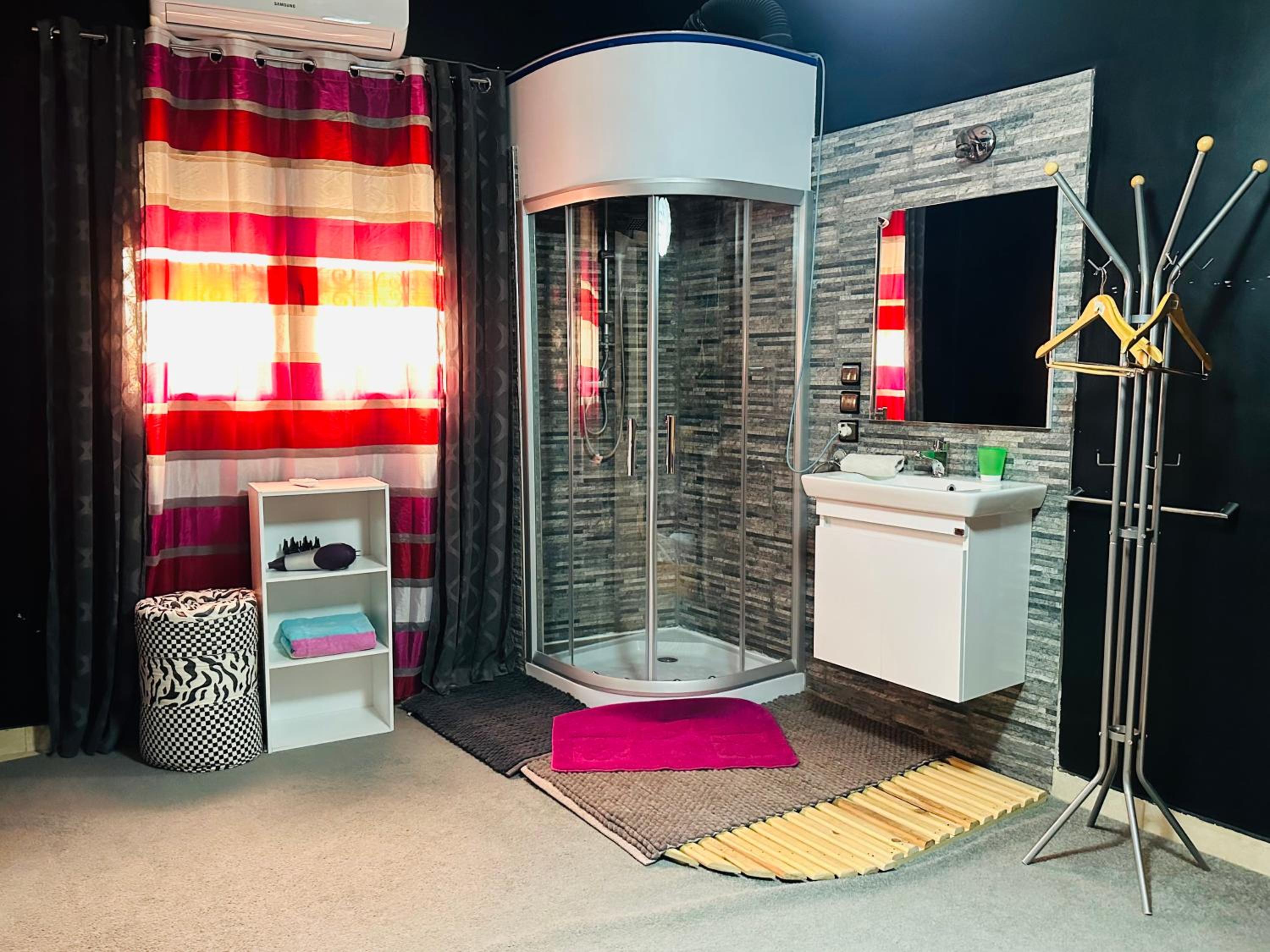 Large Double Room - Photo 2