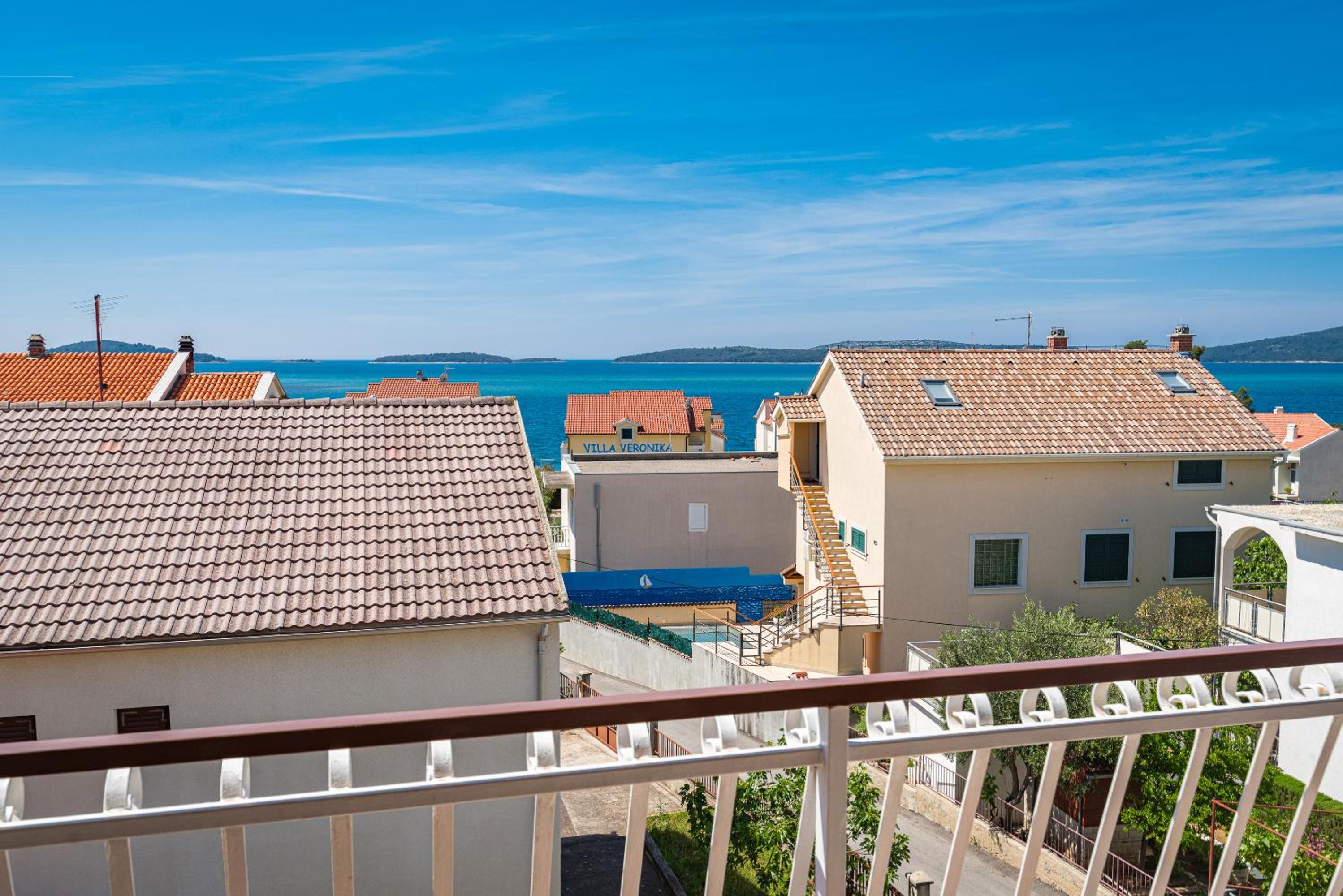 Comfort One Bedroom Apartment with Balcony and Sea View photo 2