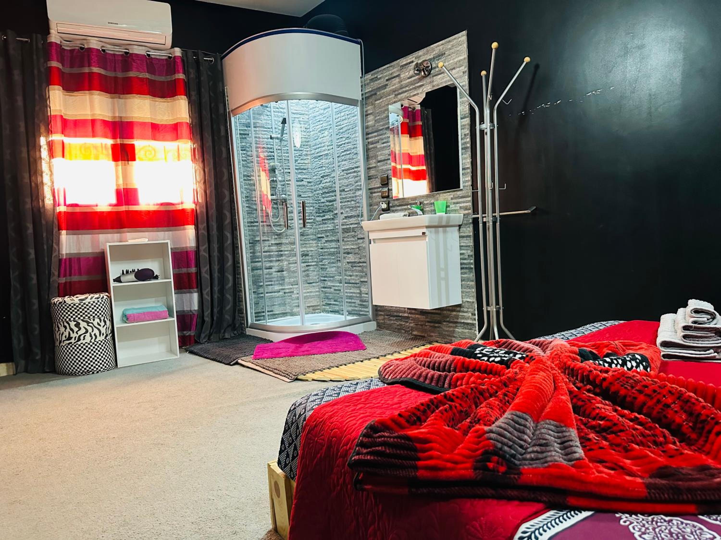 Large Double Room - Photo 4