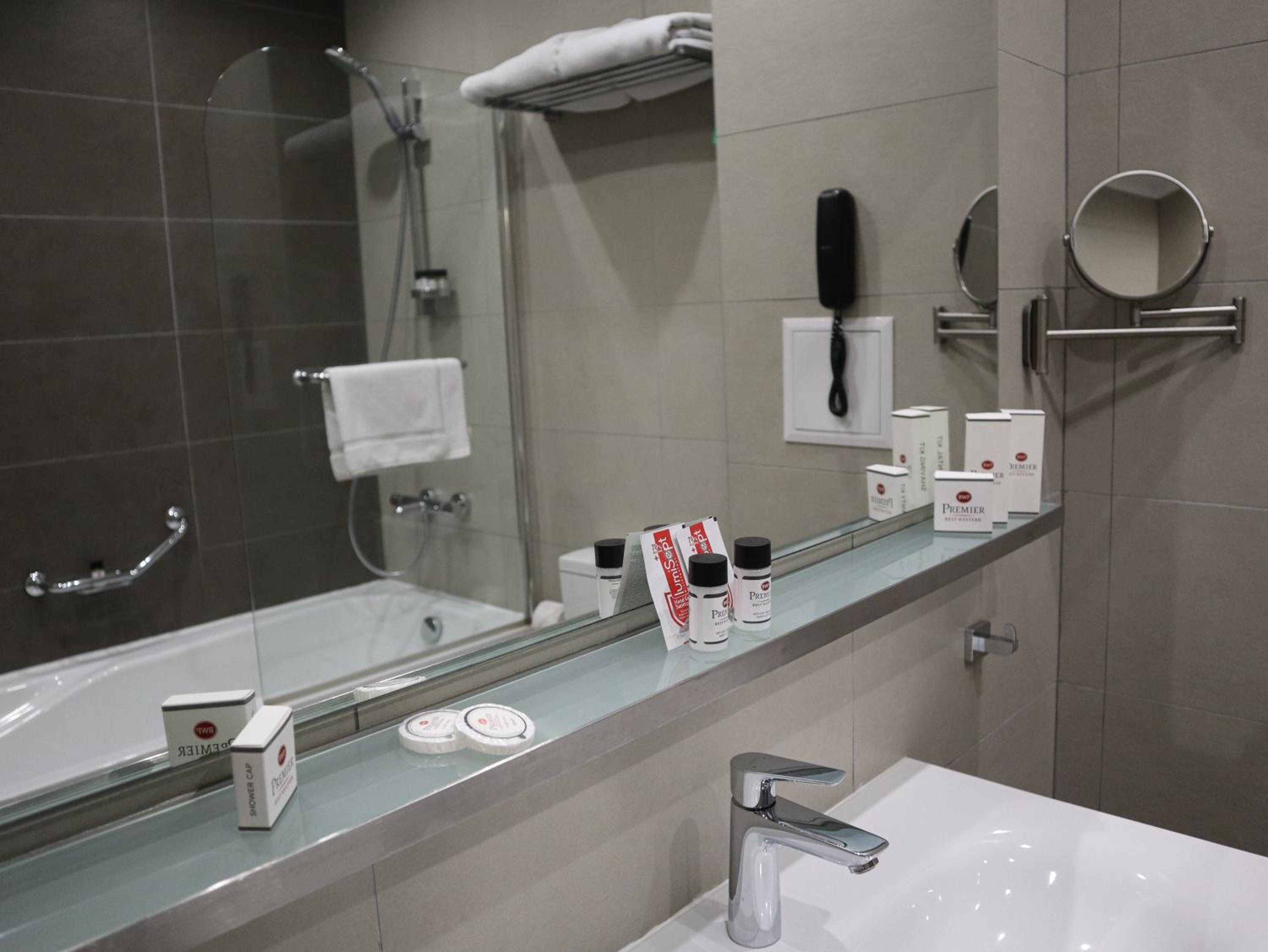 Deluxe King Room - Non-Smoking - Photo 5