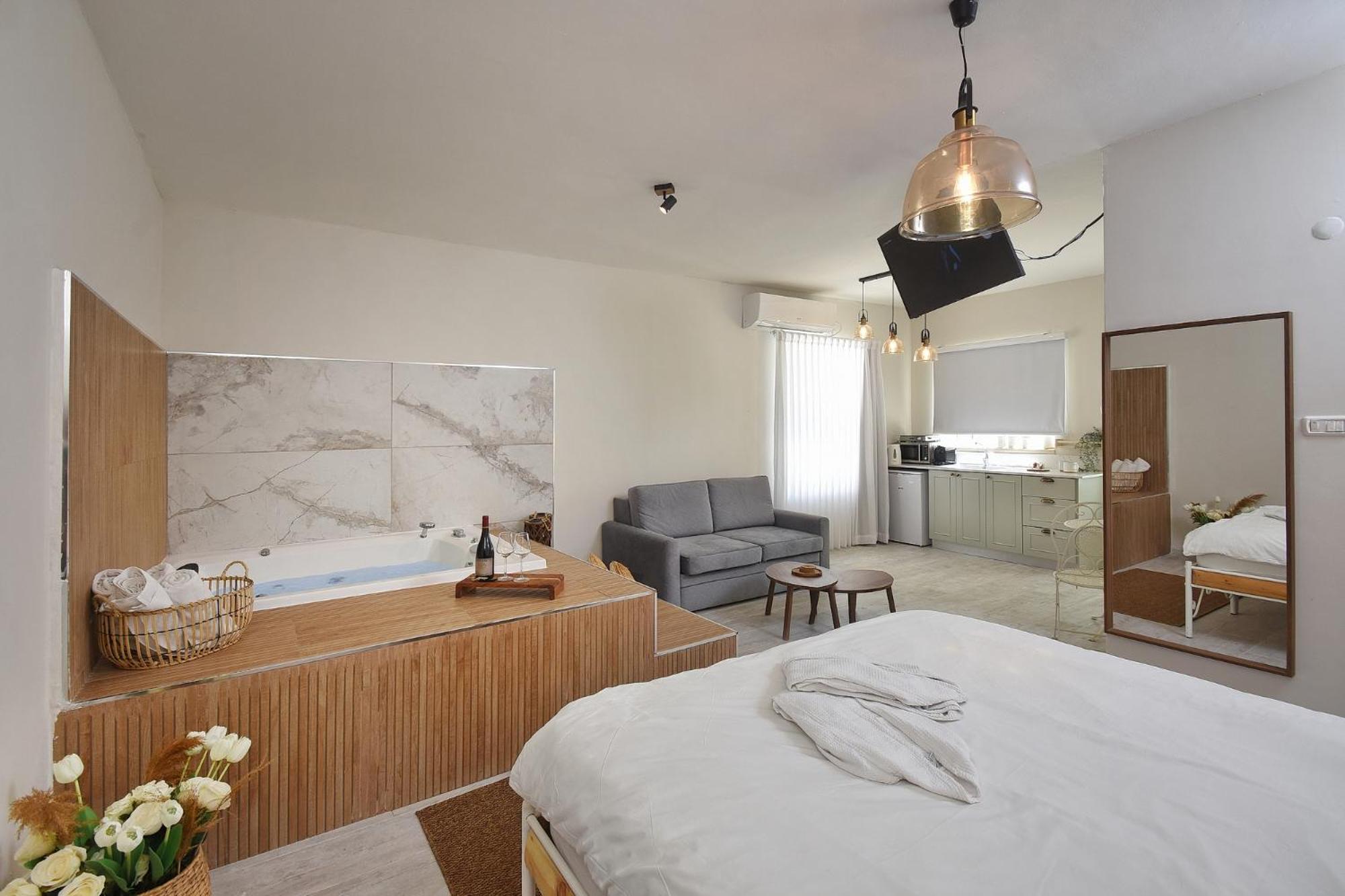 Double Room with Pool View - Photo 2