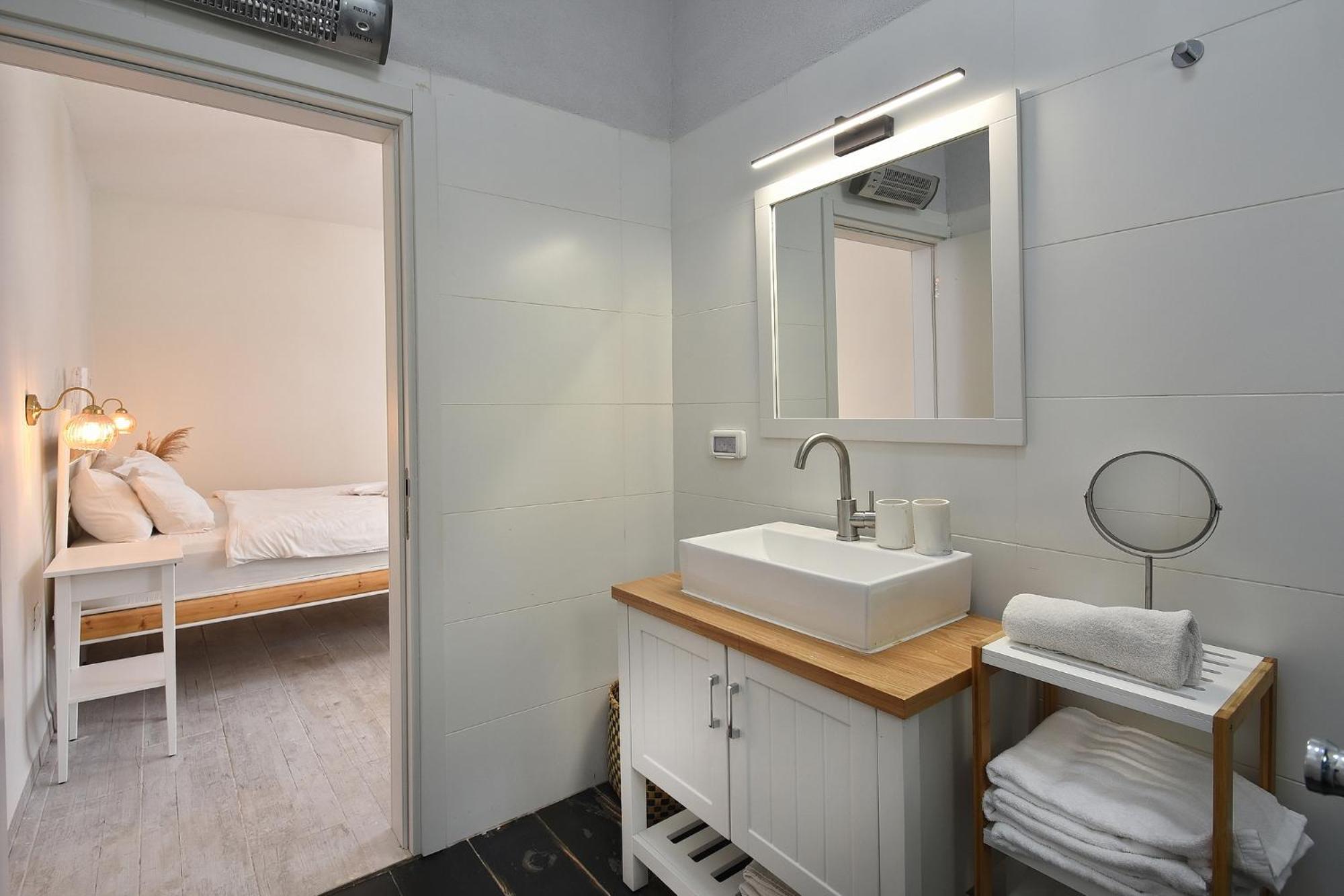 Double Room with Pool View - Photo 4