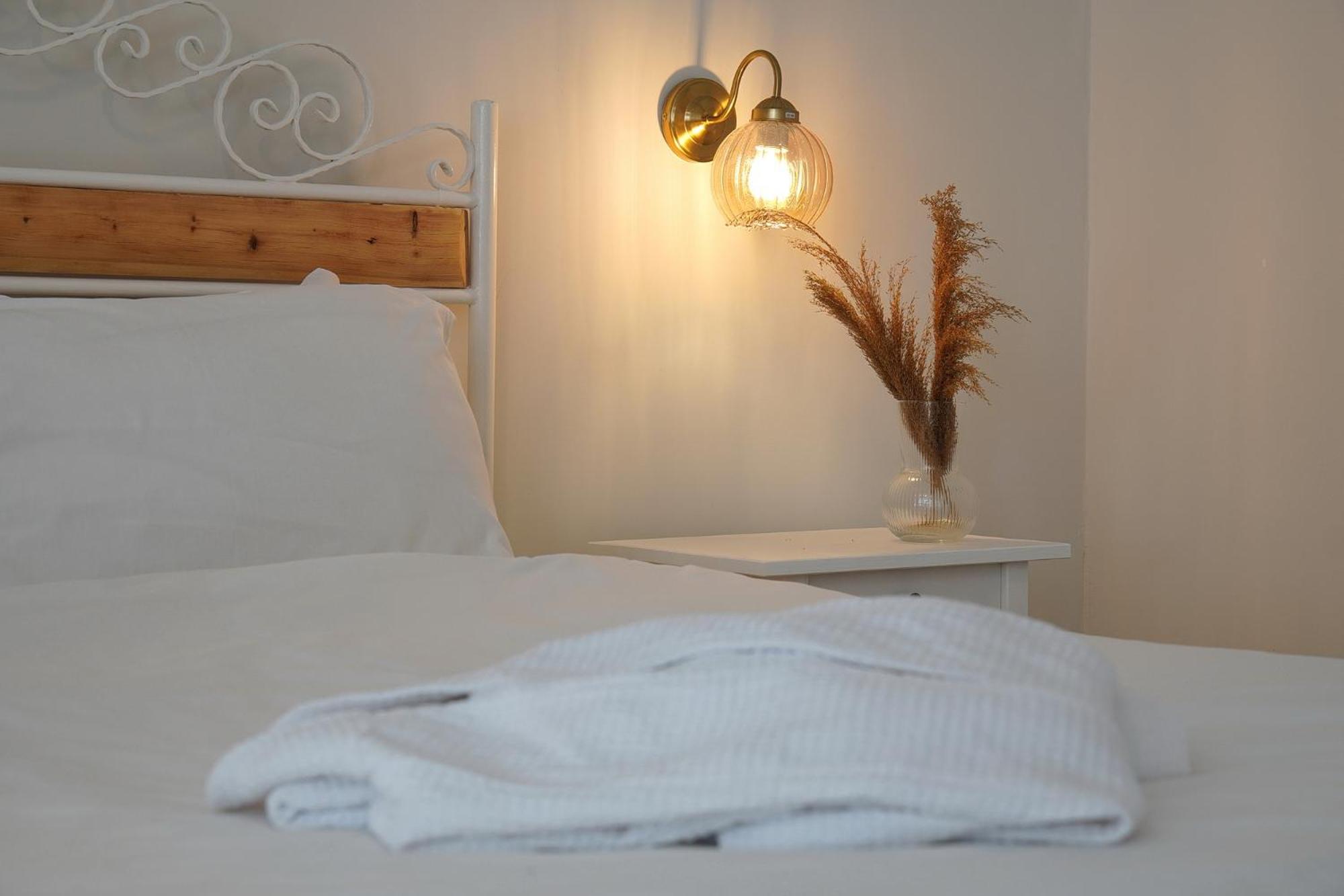 Double Room with Pool View - Photo 8