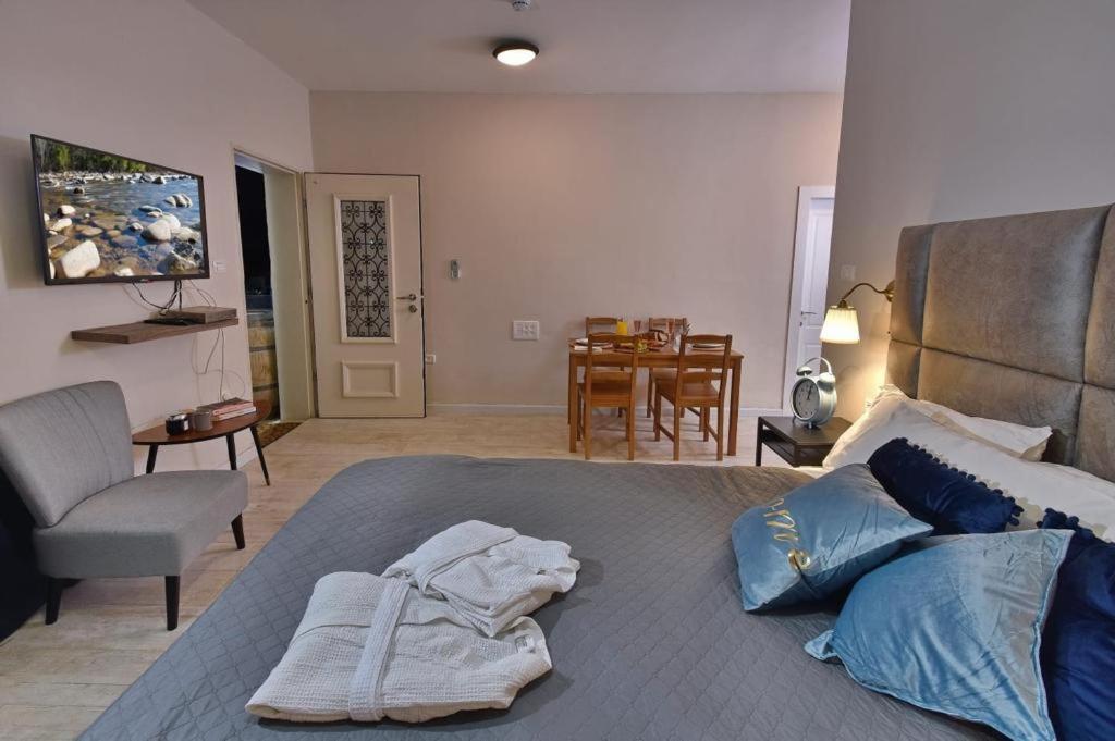 Deluxe King Suite - Photo 38