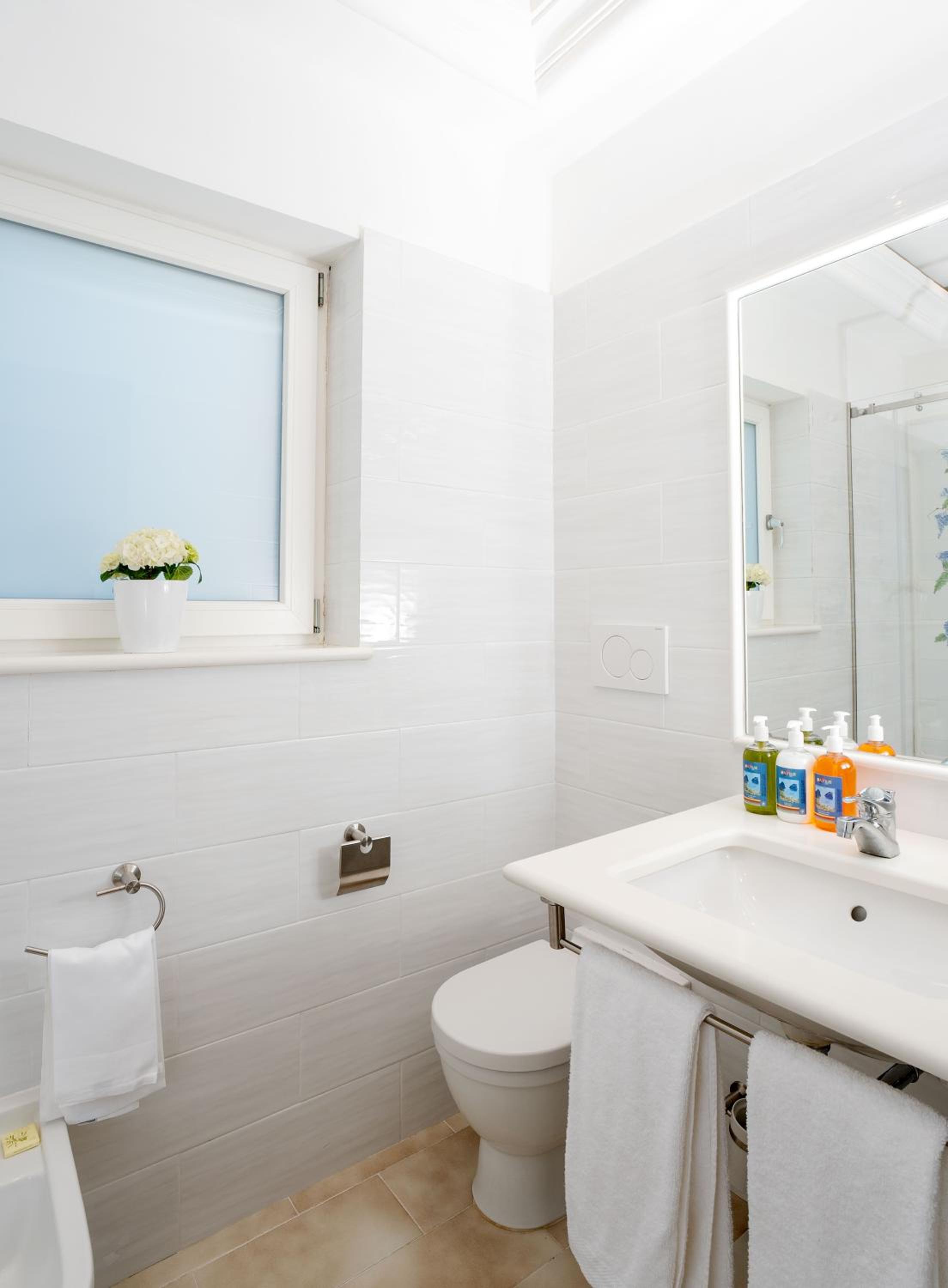 Triple Room with Sea View - Photo 9