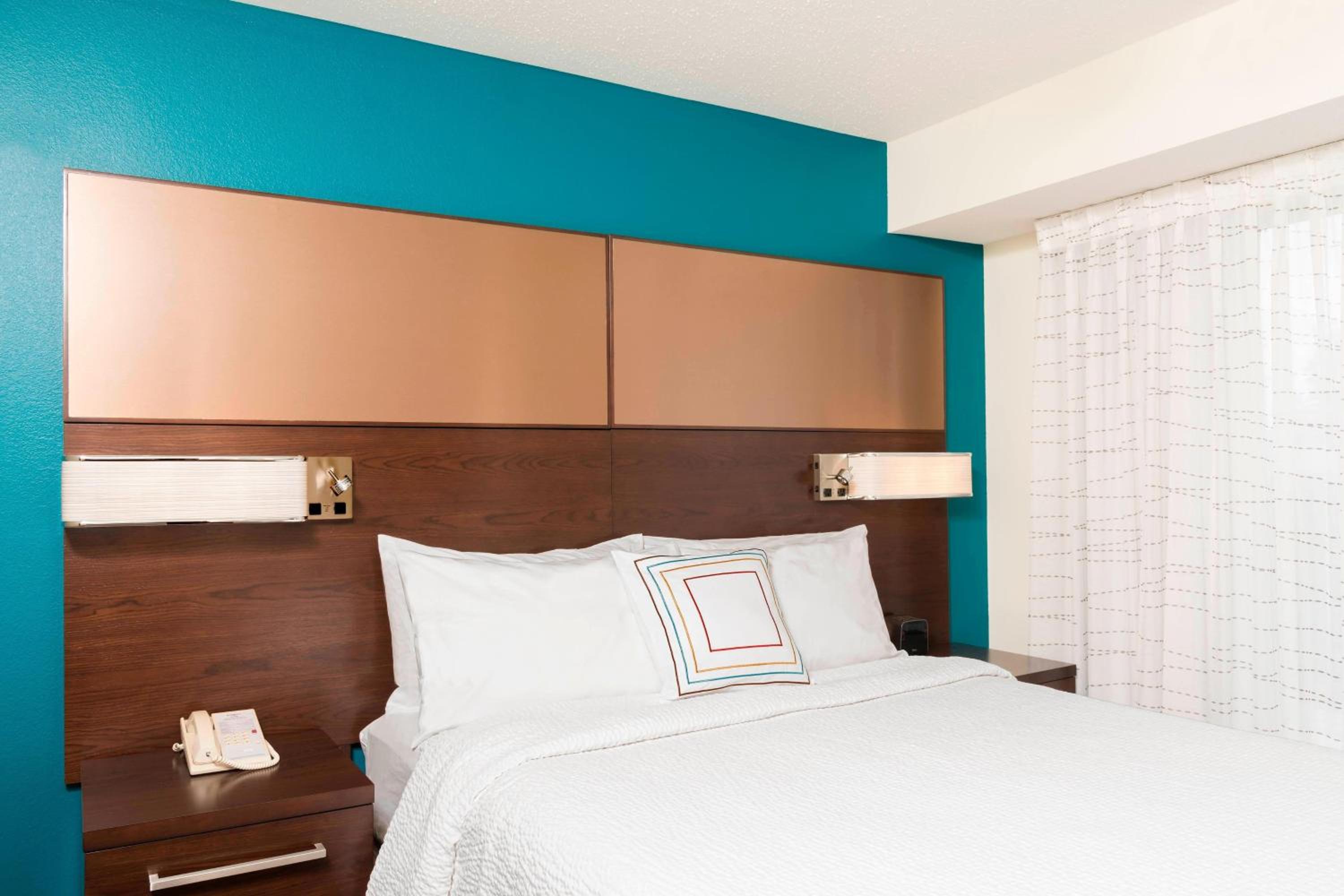 One-Bedroom Suite, 1 Queen Bed with Sofa Bed - Photo 3