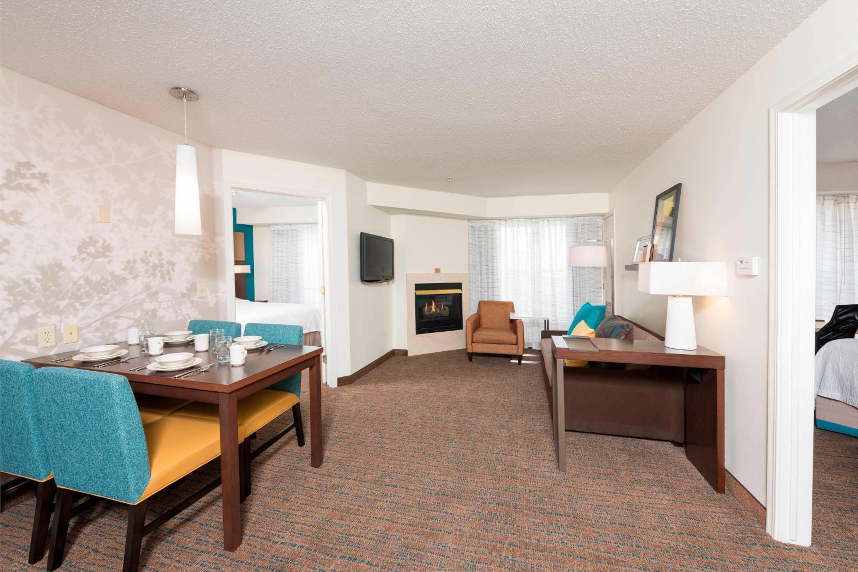 Two-Bedroom Suite 2 Queen Beds with Sofa Bed - Photo 4