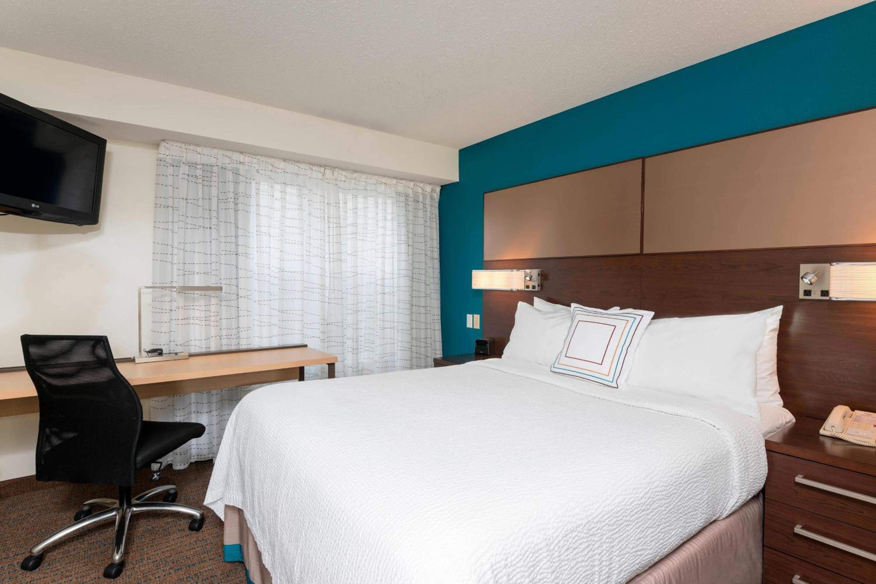 Two-Bedroom Suite 2 Queen Beds with Sofa Bed - Photo 5
