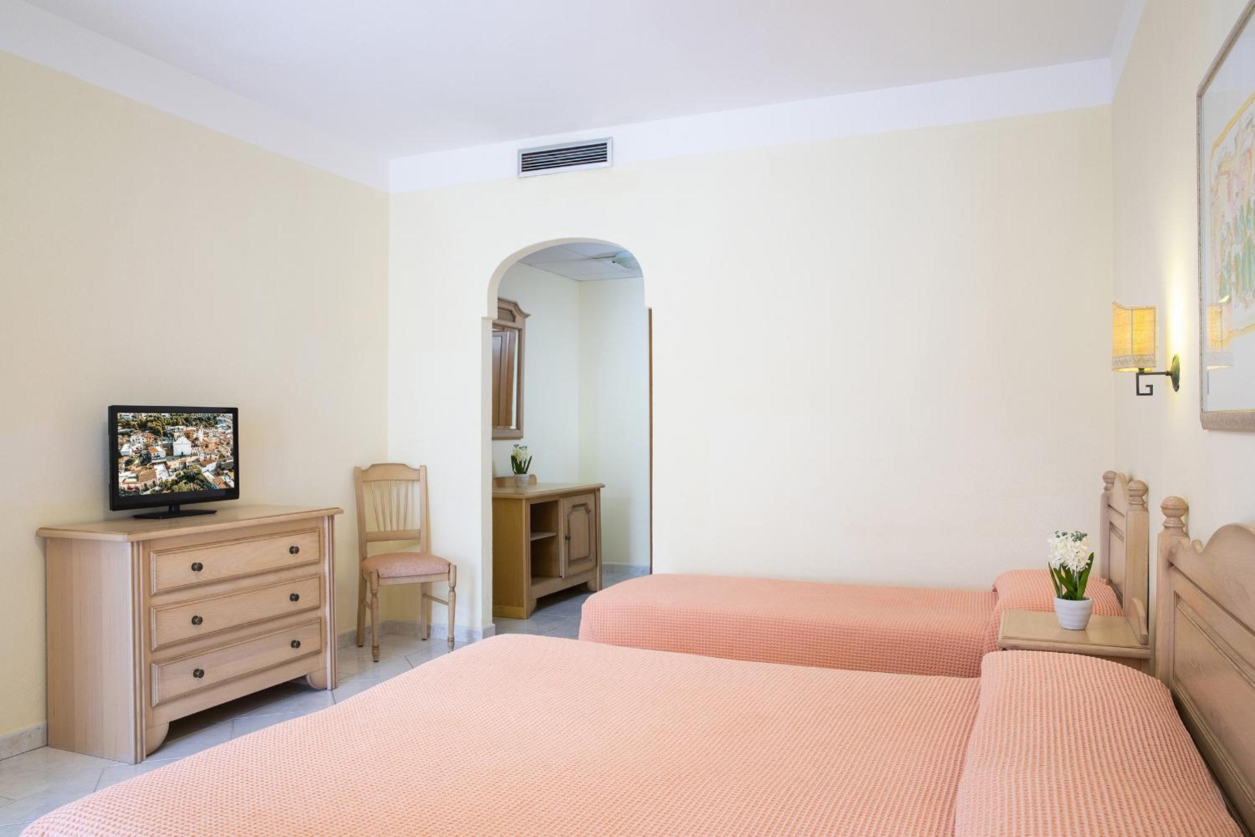 Quadruple Room - Photo 1