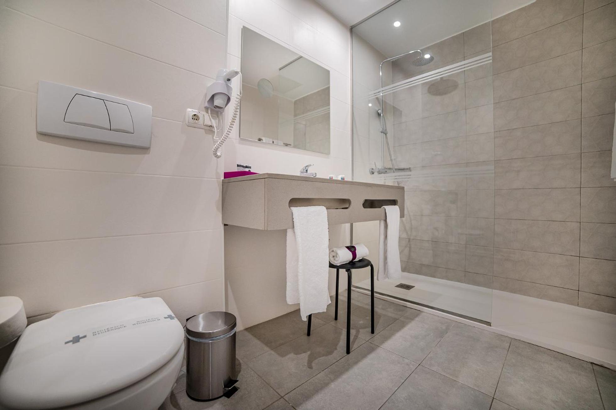 Deluxe Double Room (2 Adults + 2 Children) photo 3