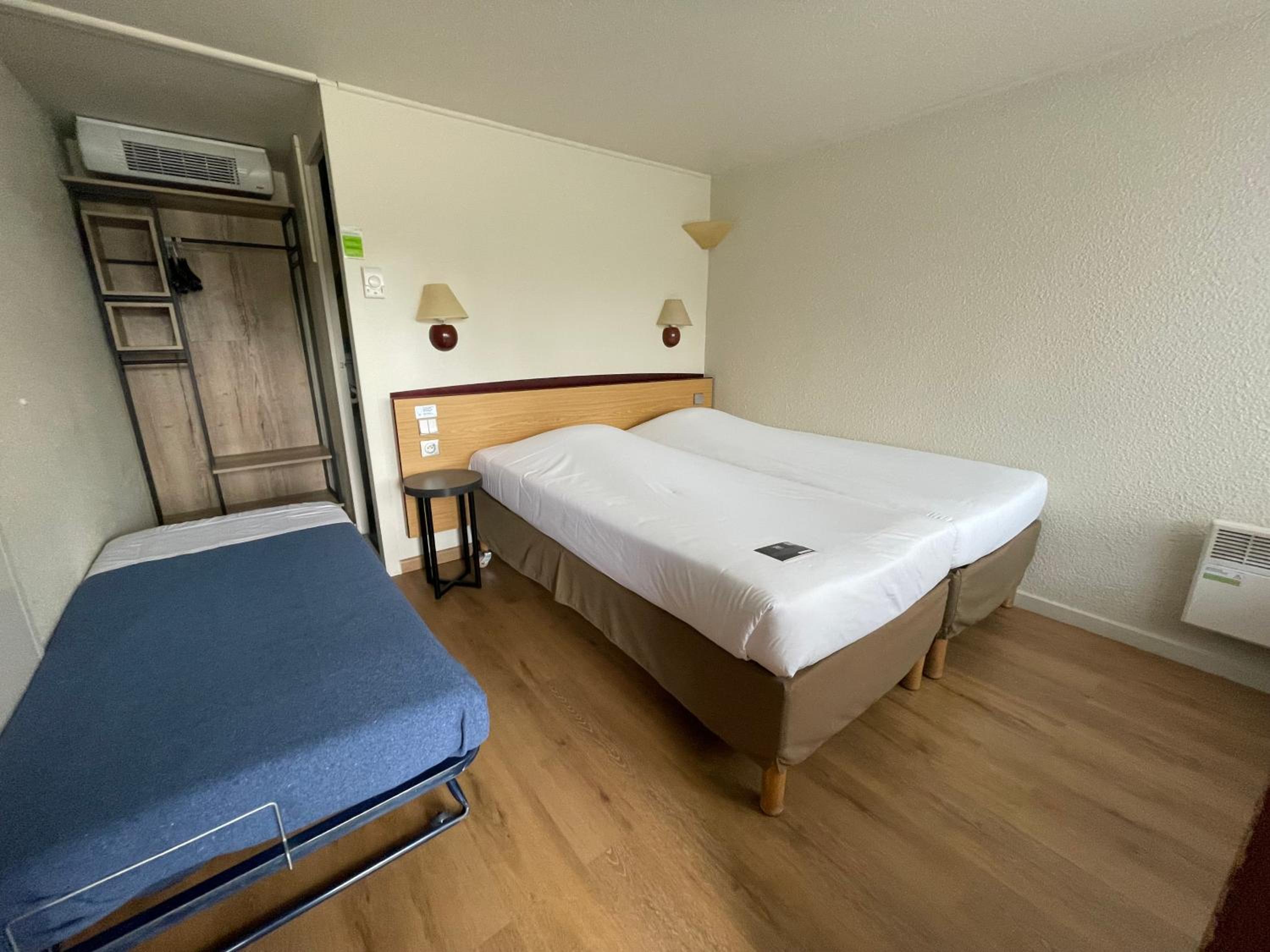 2 Single Beds 1 Junior Bed - Photo 1