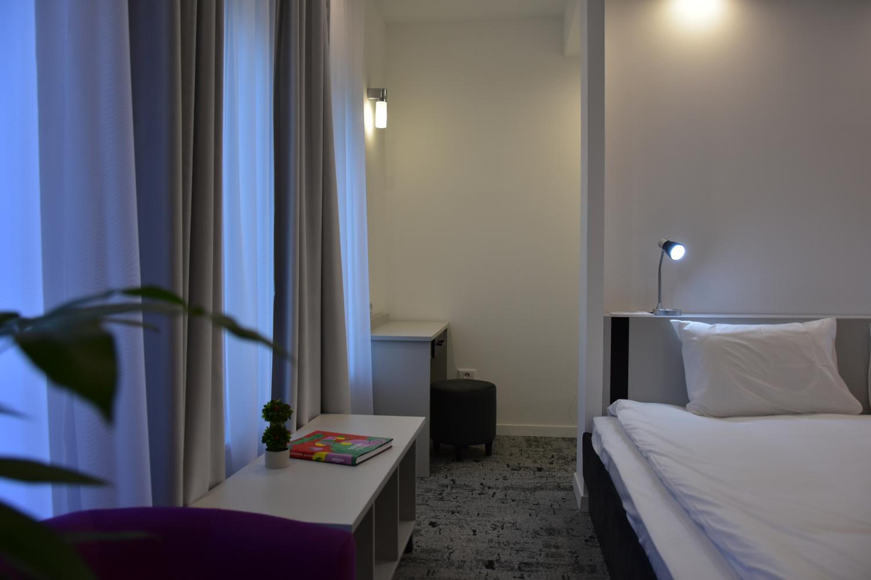 Art - Double or Twin Room - Photo 4