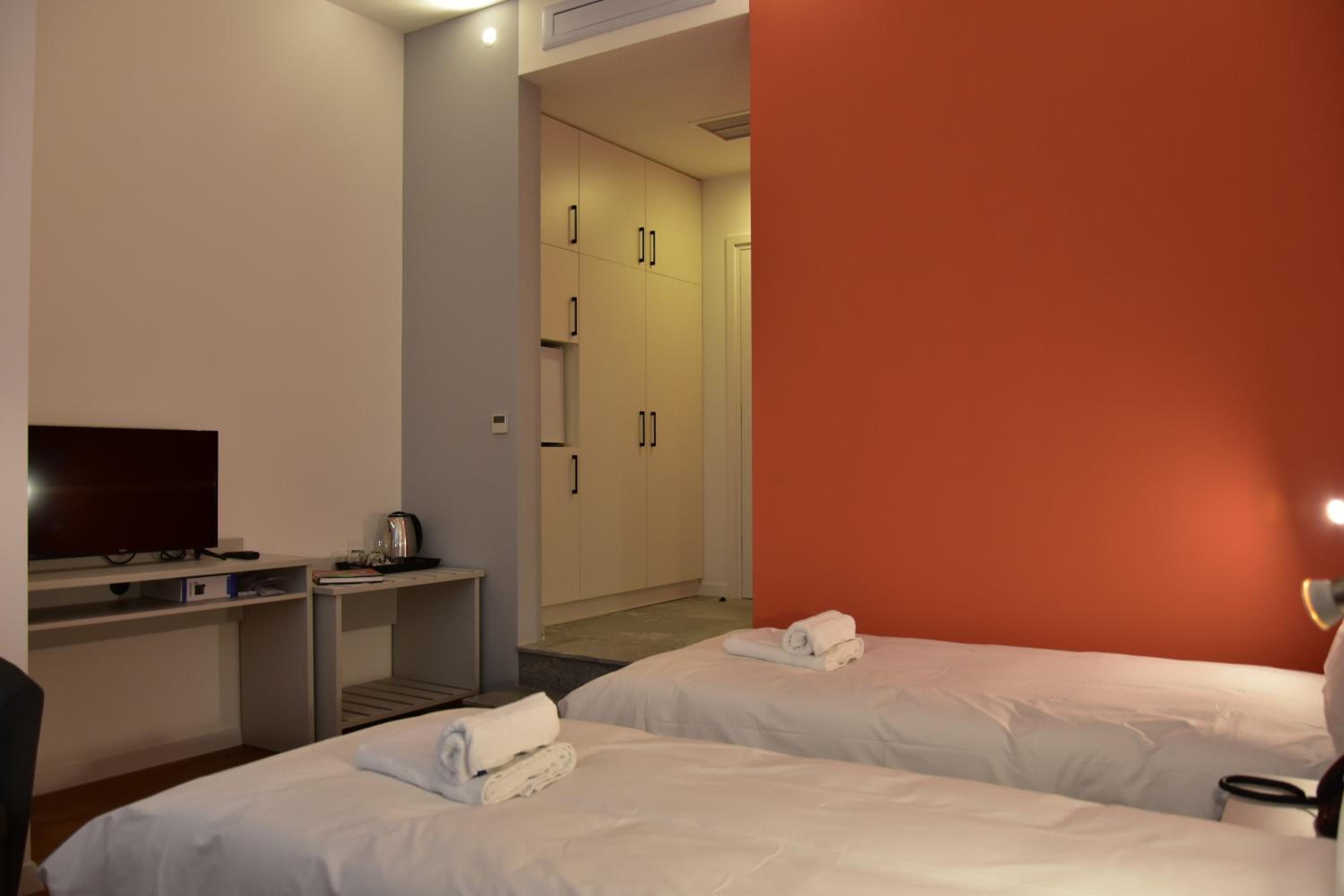 Art - Double or Twin Room - Photo 9